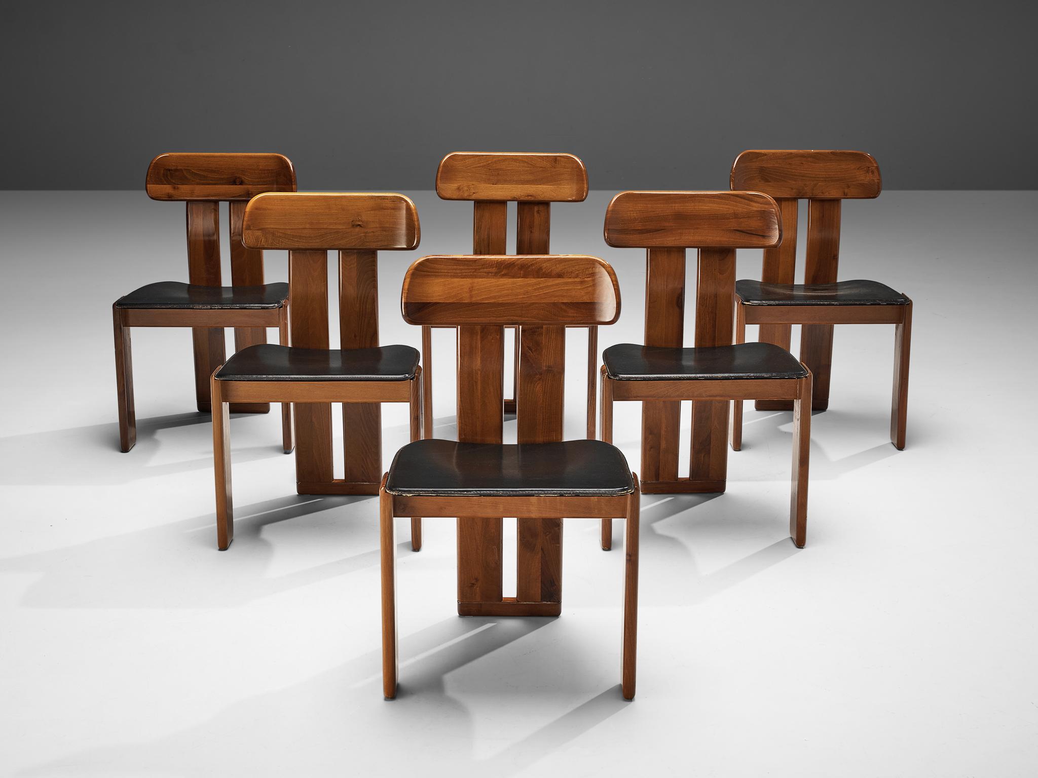 Mobil Girgi, set of six dining chairs, walnut, black leather, Italy, 1970s

Set of six sculptural chairs that feature wonderful backrests, consisting of two vertical slats distanced from each other. At the bottom and top these are connected, which