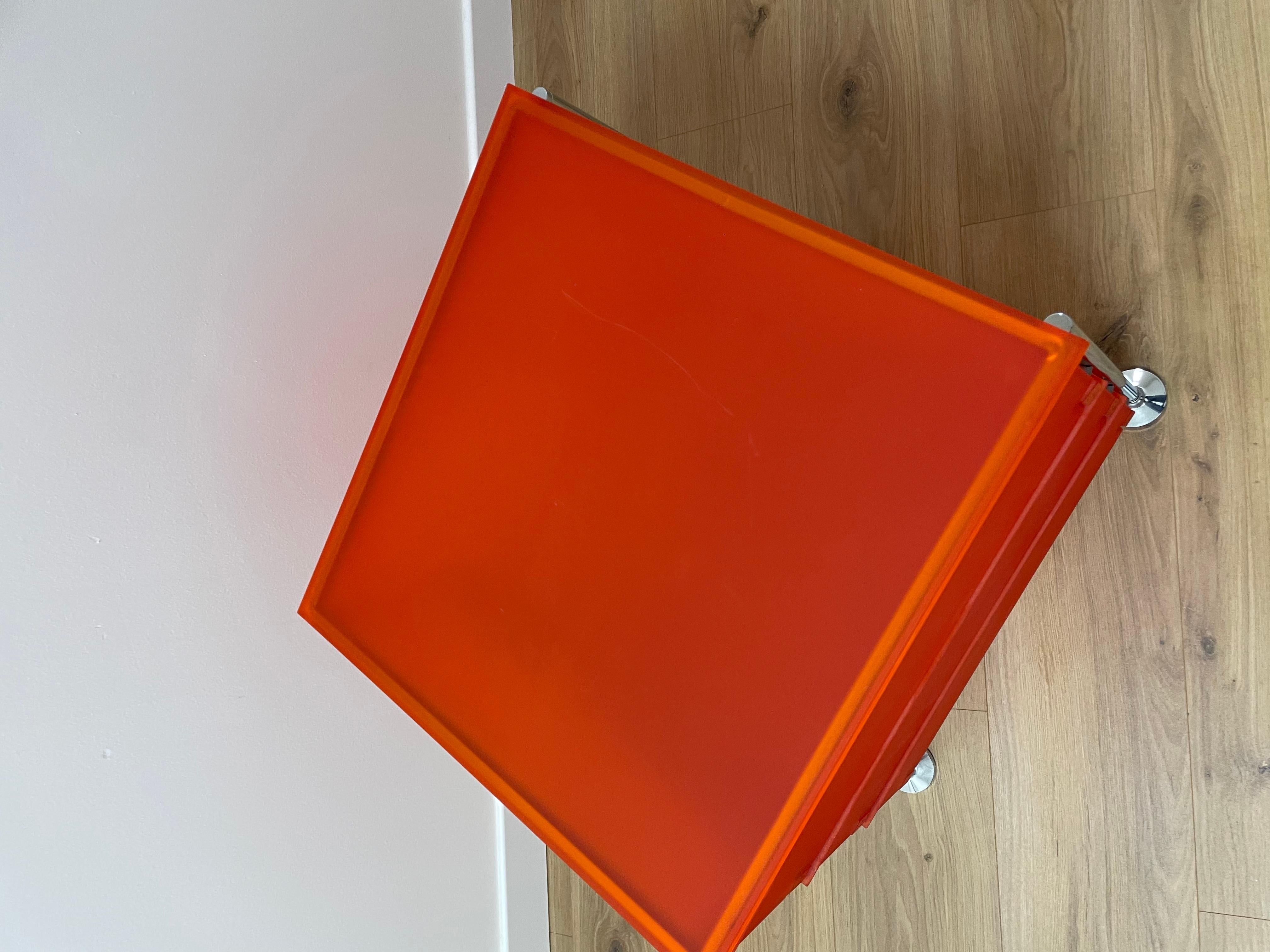 Mobile storage unit by antonio citterio for kartell. Versatile, it can be used in any room, but is ideal as a pedestal for the office or home office. Beautifully crafted and with clean lines. Dimensions: l48 x p46 x h56 cm.