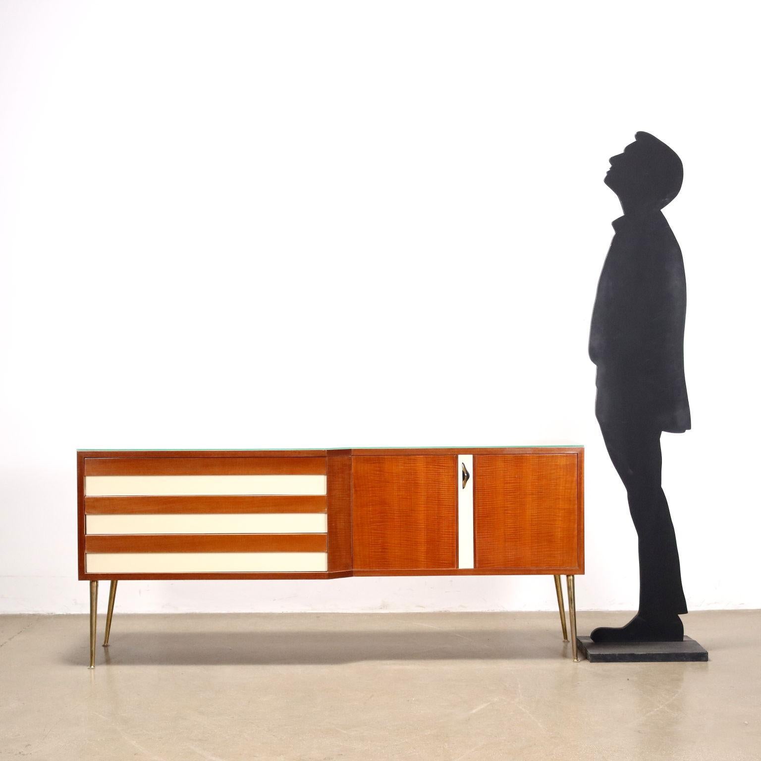 Schrank mit Schubladen und Flügeltüren, mahagonifurniertes Holz, Formica-Einsätze und Klarglas auf der Oberseite.