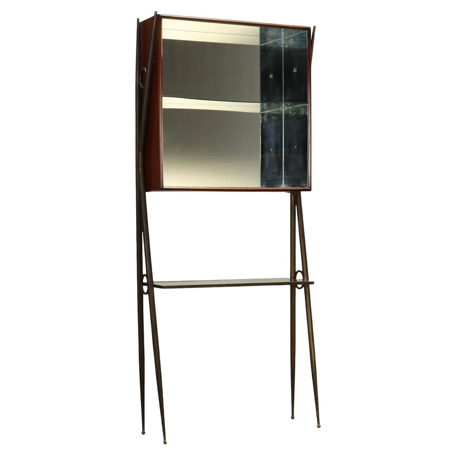 Armoire ouverte années 1950