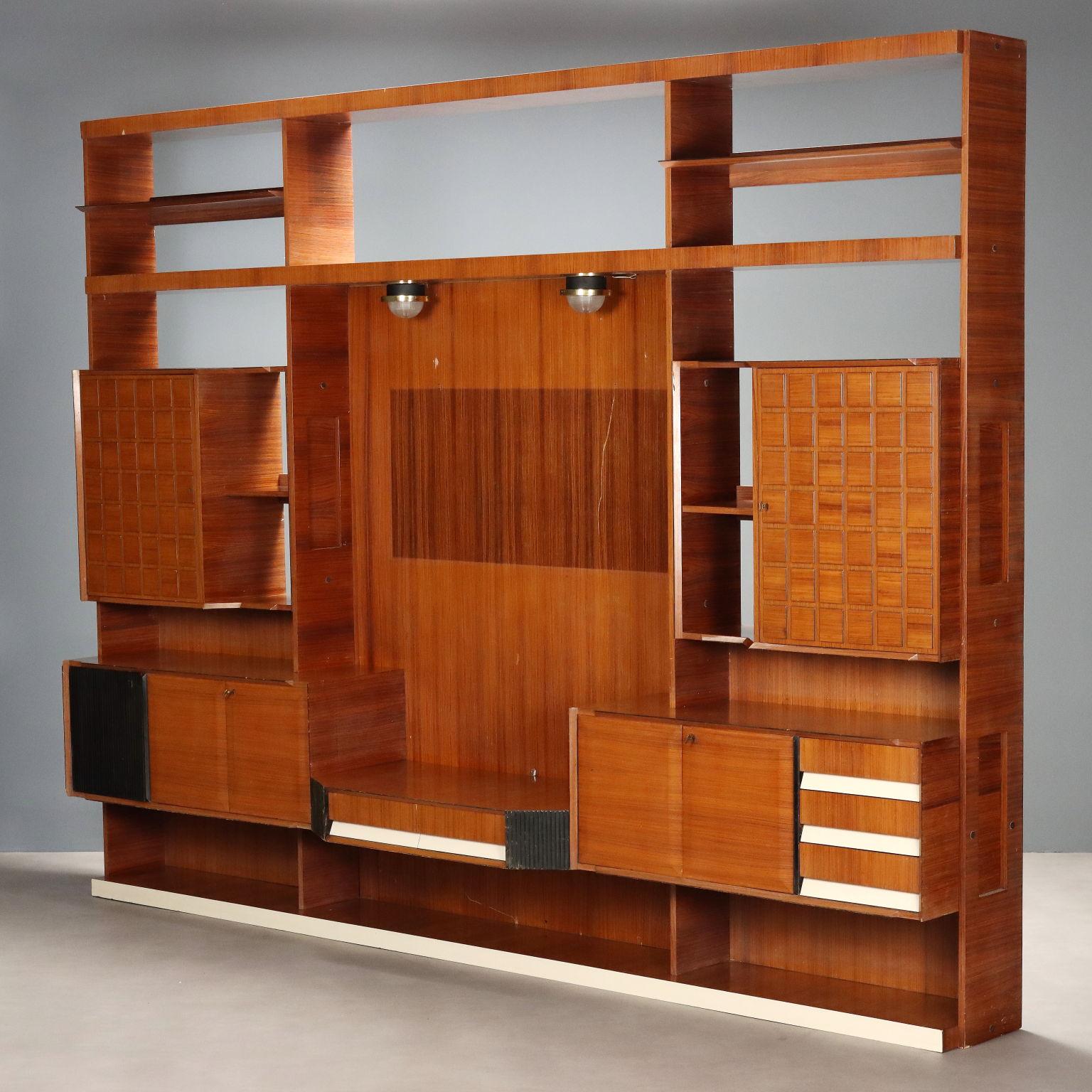 Mueble vintage de pared para salón con chapa de madera exótica, inserciones de formica y dos puntos de luz (sin mantenimiento). Cuenta con estantes y compartimentos abiertos, puertas batientes y cajones.
