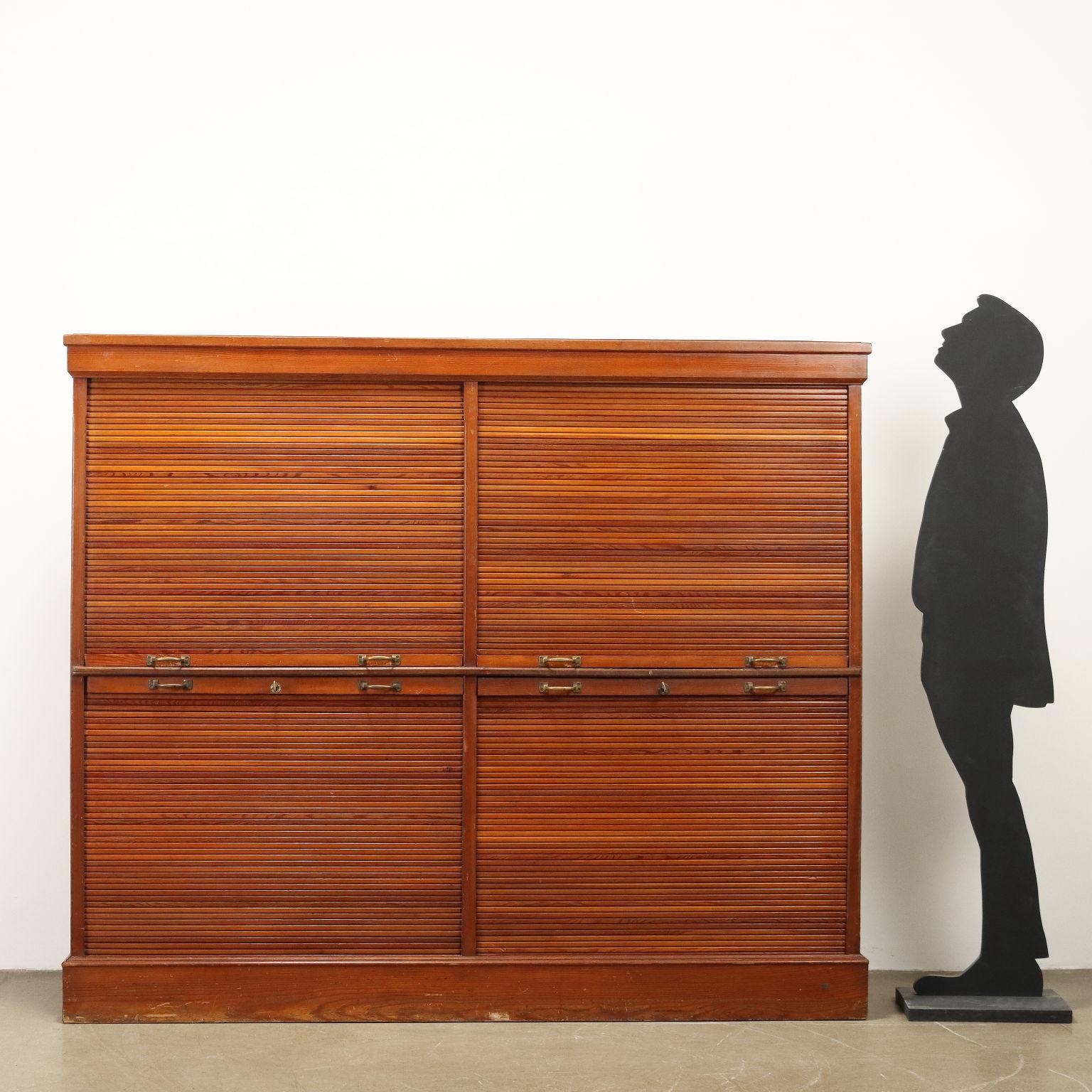 Detailschrank mit Rollladenverschlüssen, Massivholz und Lärchenfurnier. 