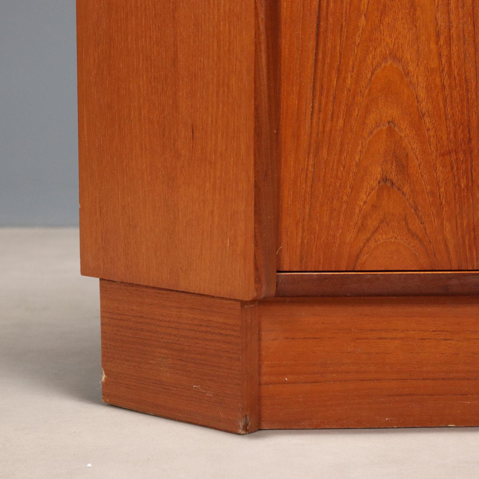 1960er Eckschrank im Angebot 4