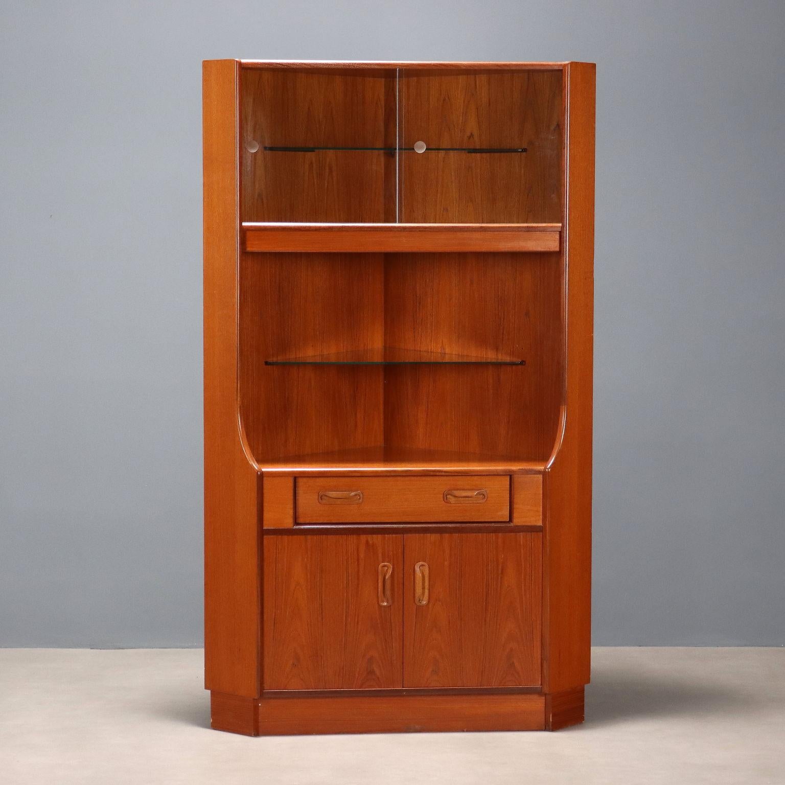 Vintage-Eckschrank mit offenen Fächern, Schubladen und Flügeltüren. In gutem Gesamtzustand mit einigen Zeichen der Zeit, Teakholzfurnier.