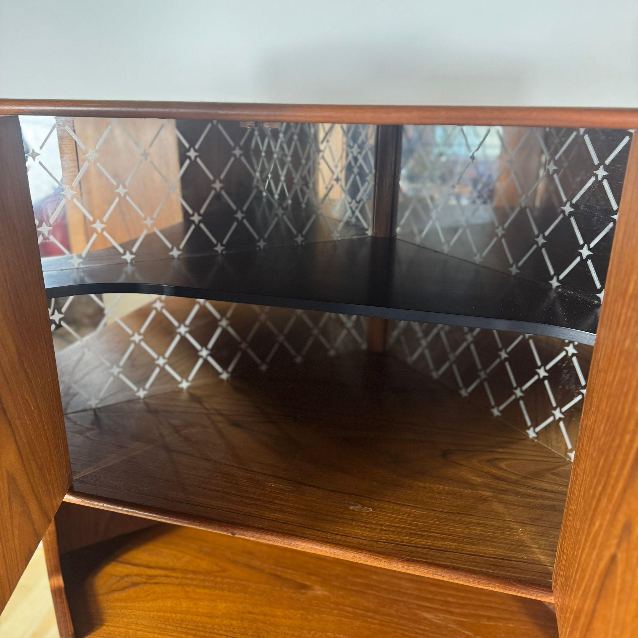 Mobil angolare danese in teak angolare - Mid-Century In condizioni buone in vendita a Torino, IT