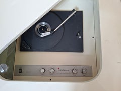 Design-Eckschrank mit integriertem Plattenteller - einzigartiges Vintage-Stück