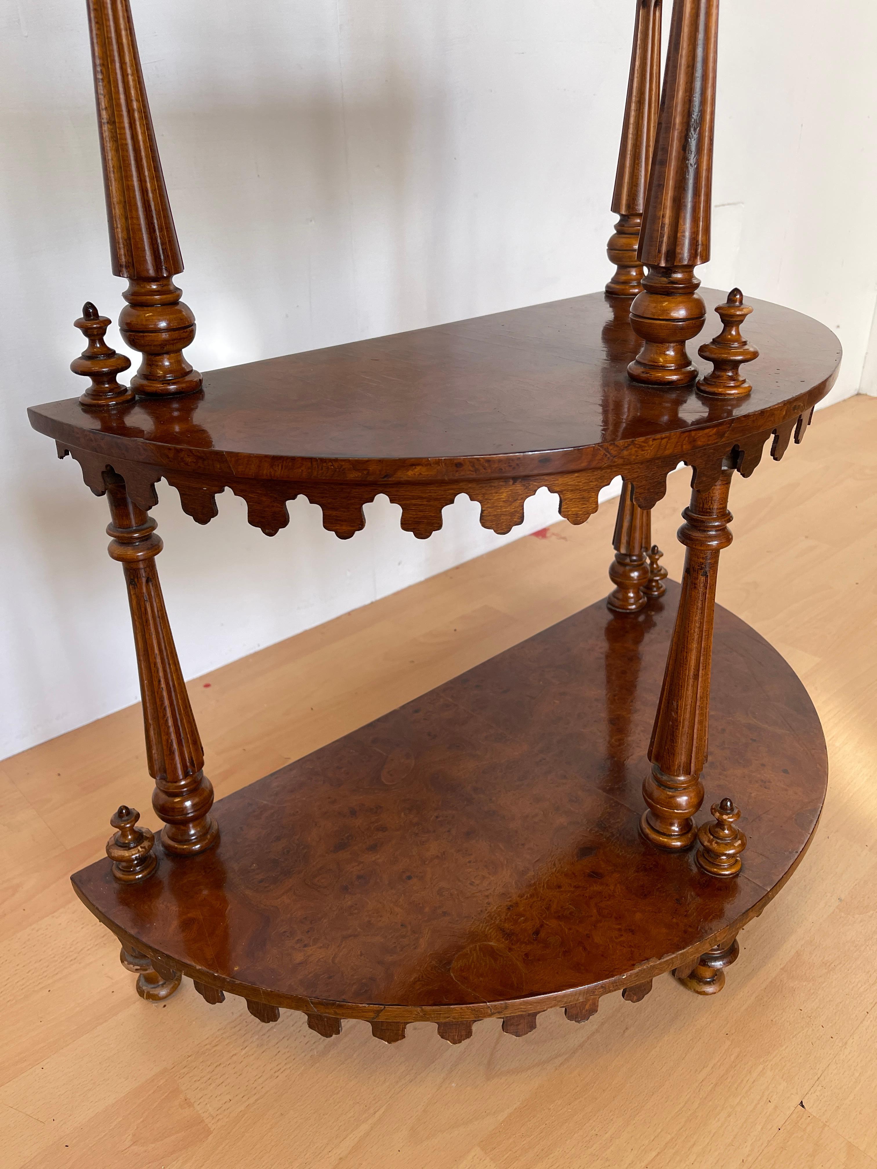 Armario esquinero de madera tallada con 4 estantes, estilo italiano años 60 en venta 2