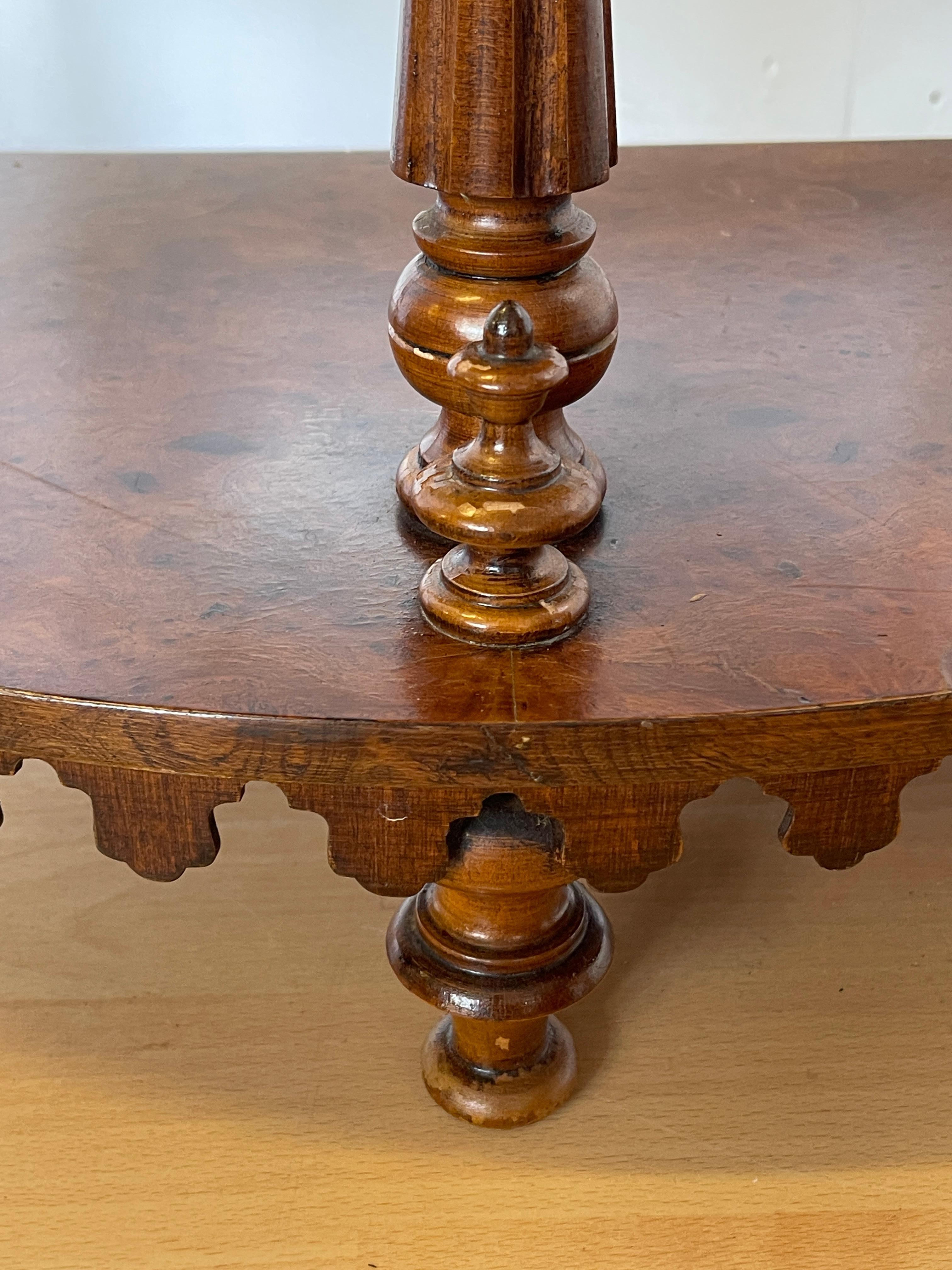 Armario esquinero de madera tallada con 4 estantes, estilo italiano años 60 en venta 3