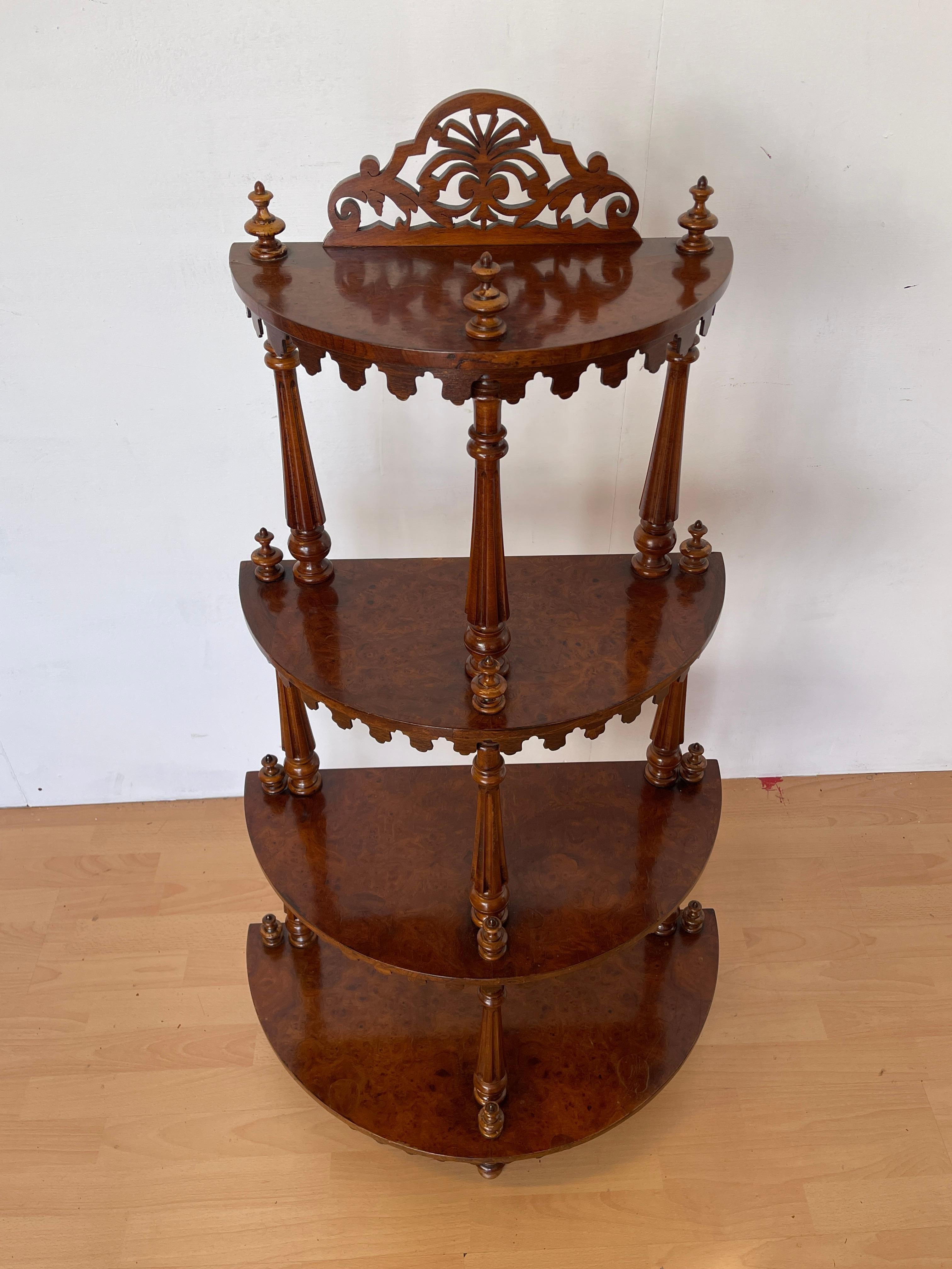 El elegante armario esquinero de madera maciza es un ejemplo perfecto de artesanía clásica. Con su diseño elegante y su estructura repartida en cuatro estantes en forma de media luna, es ideal para aprovechar con estilo los rincones desaprovechados