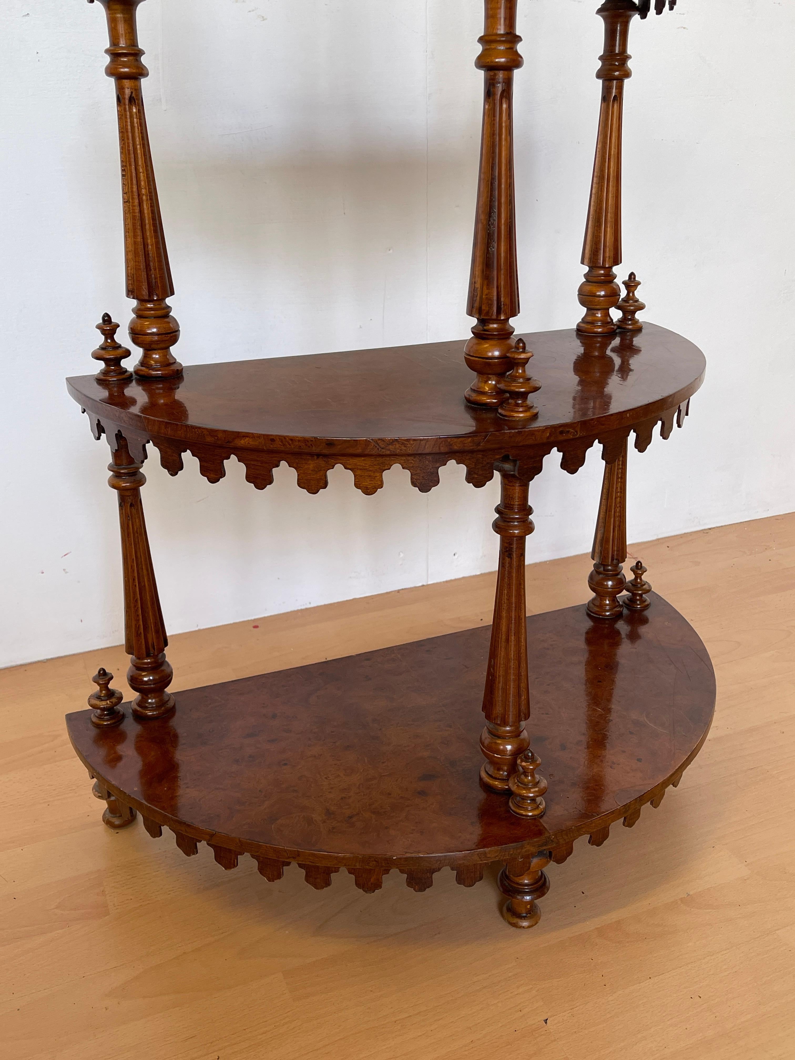 Armario esquinero de madera tallada con 4 estantes, estilo italiano años 60 Renacimiento neoclásico en venta