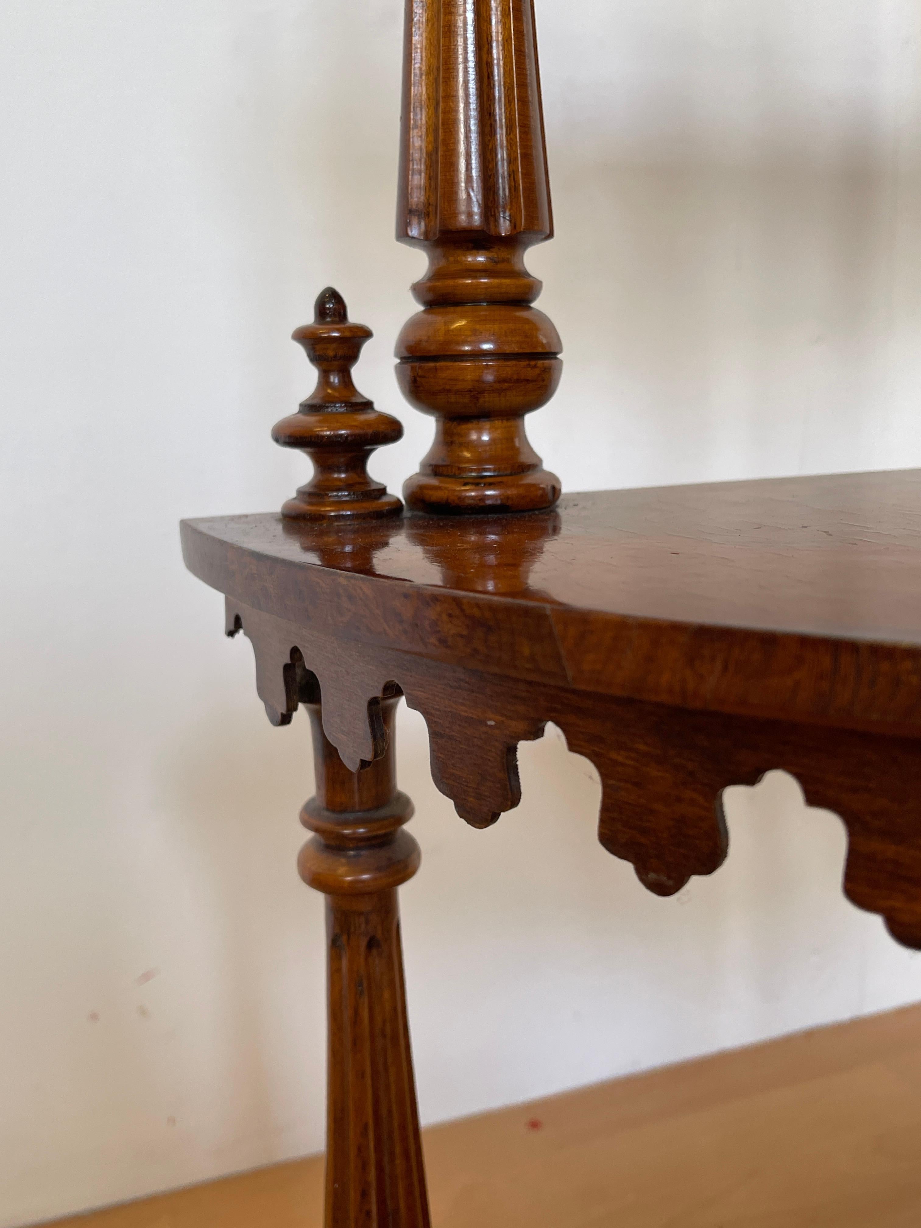 Armario esquinero de madera tallada con 4 estantes, estilo italiano años 60 Italian en venta