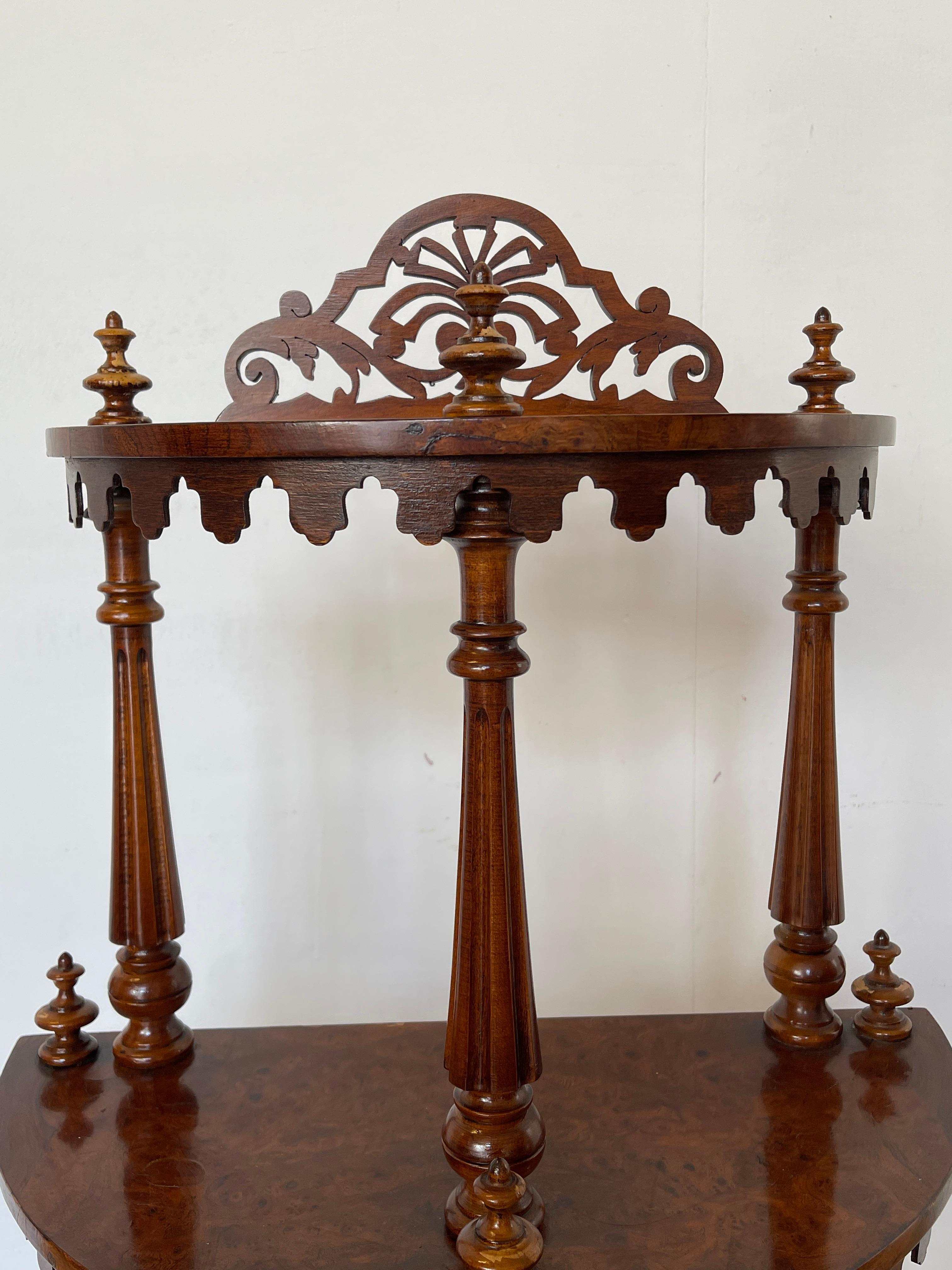 Armario esquinero de madera tallada con 4 estantes, estilo italiano años 60 Hecho a mano en venta