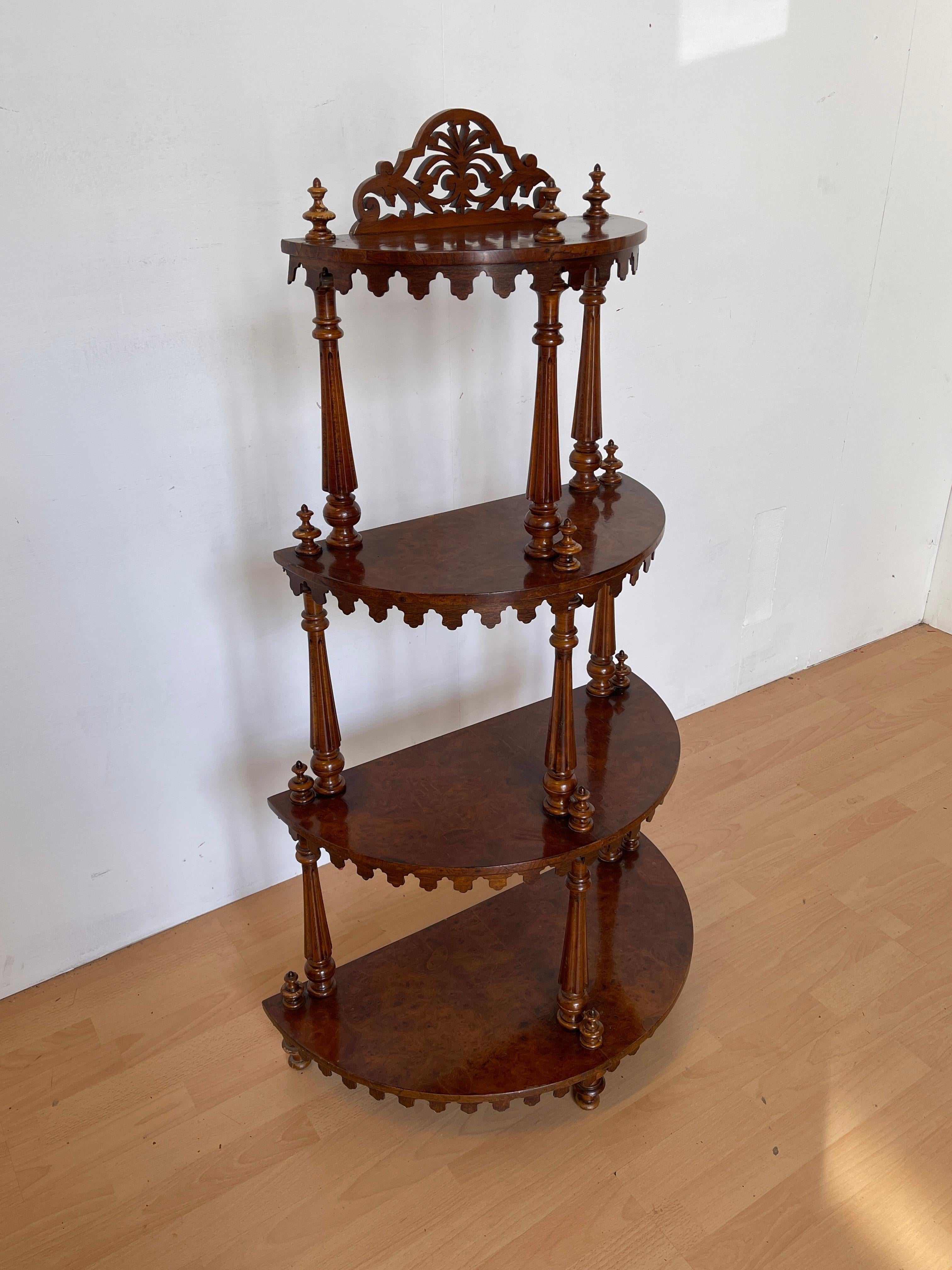 Armario esquinero de madera tallada con 4 estantes, estilo italiano años 60 20th Century en venta