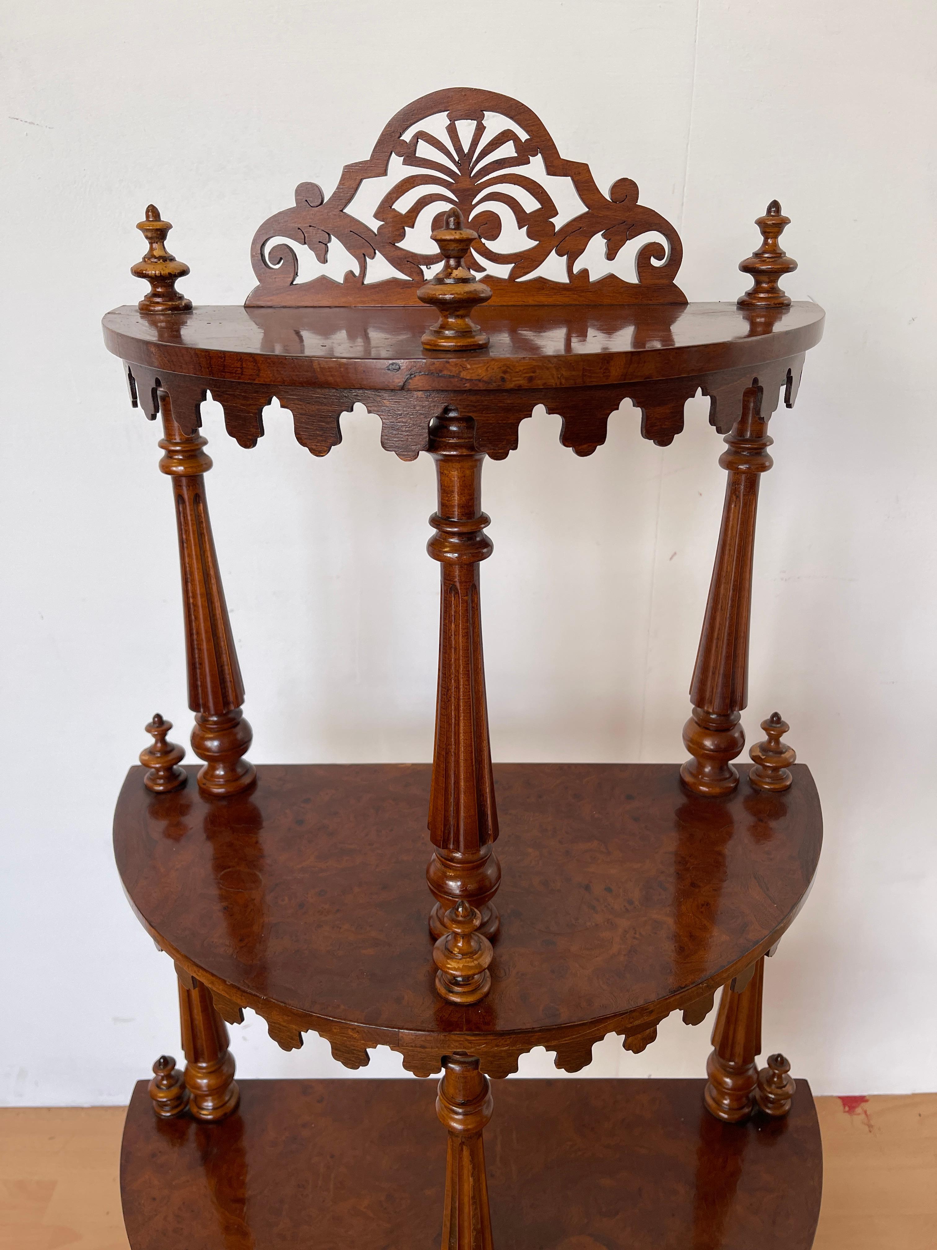 Armario esquinero de madera tallada con 4 estantes, estilo italiano años 60 en venta 1