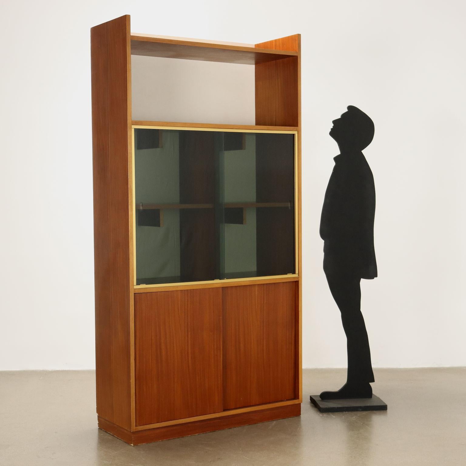 Schrank mit Schiebetüren aus Mahagoni-Furnier und Rauchglas, Profile aus vermessingtem Aluminium.