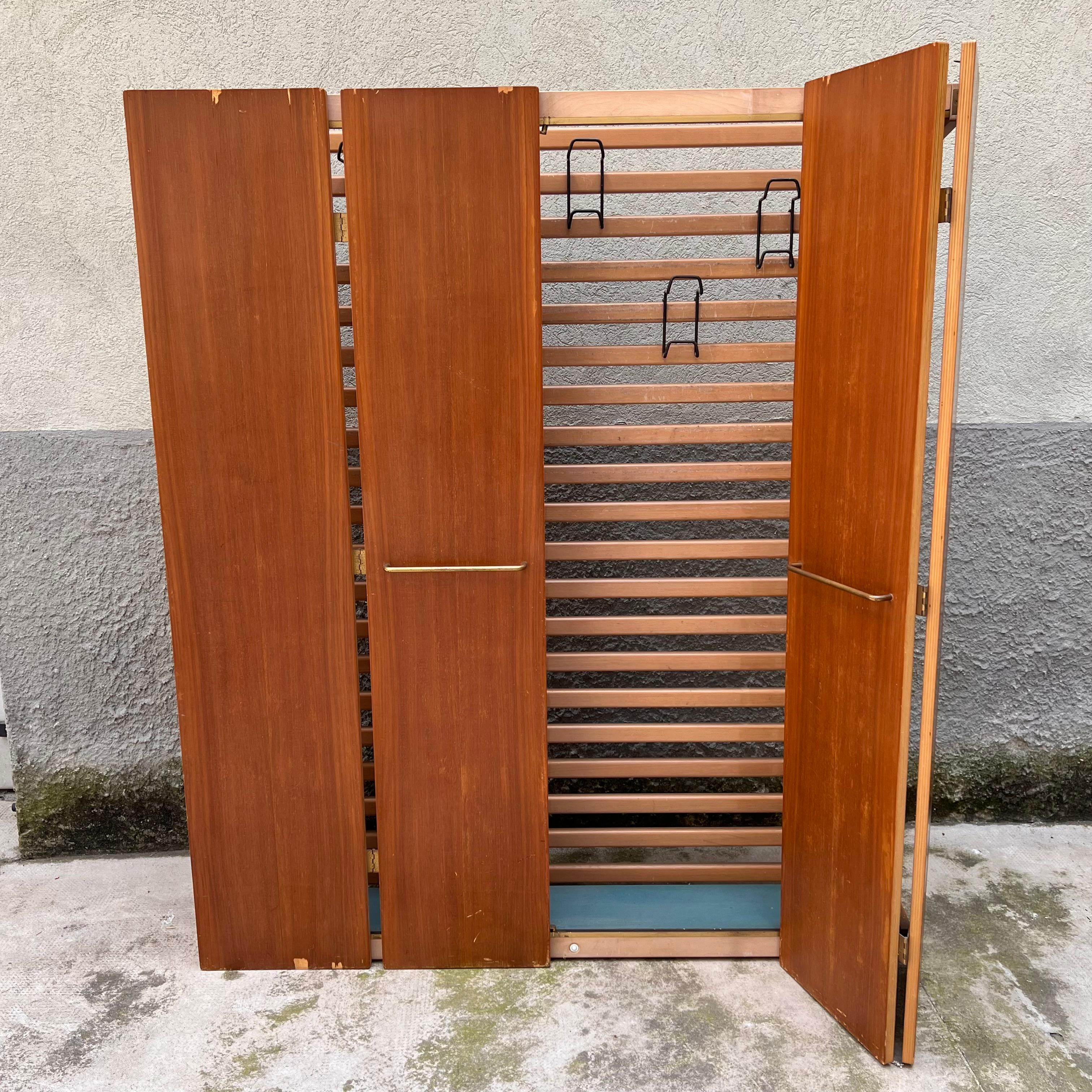 20th Century Mobile Appendiabiti con Ante a Libro - Eugenia Alberti Reggio - Italia - Anni 50 For Sale