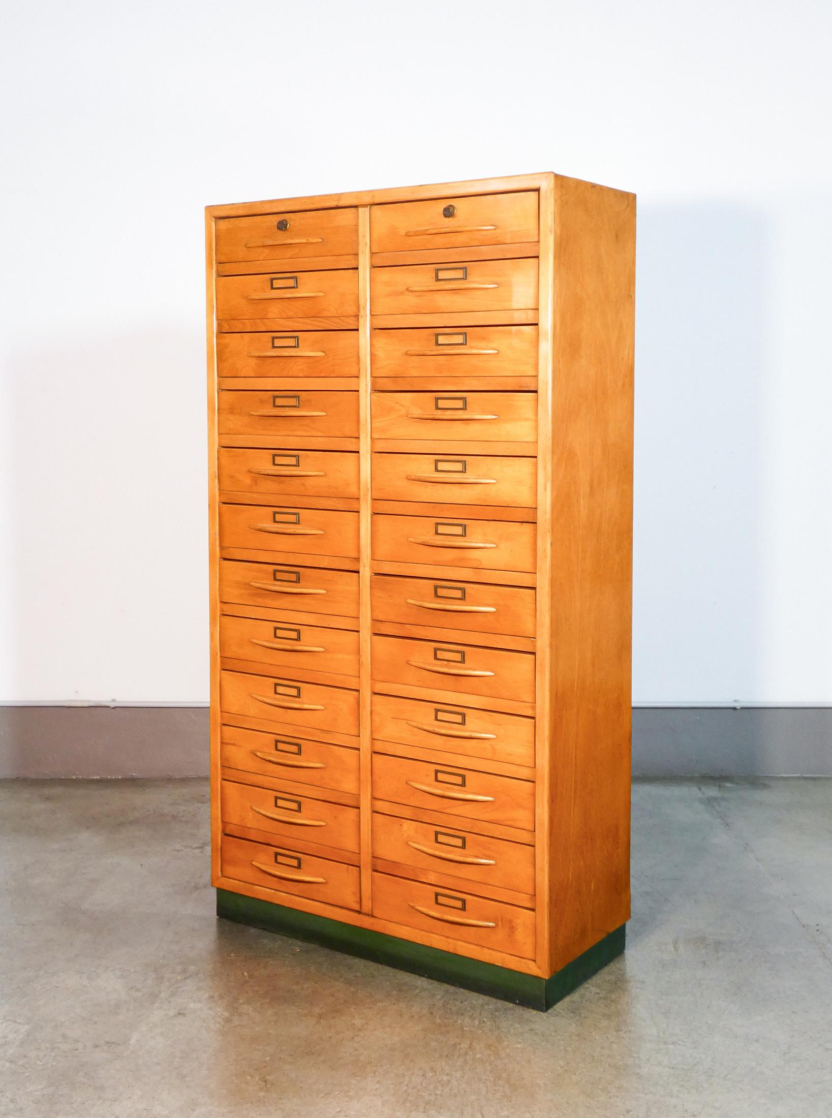Mobile archivio
a 24 cassetti
con fronte a ribalta,
in legno.

I due cassetti superiori sono dotati di serratura e presentano un meccanismo che permette di chiudere simultaneamente tutti i cassetti.

ORIGINE
Italia

PERIODO
Anni 40

MARCA
Alasia