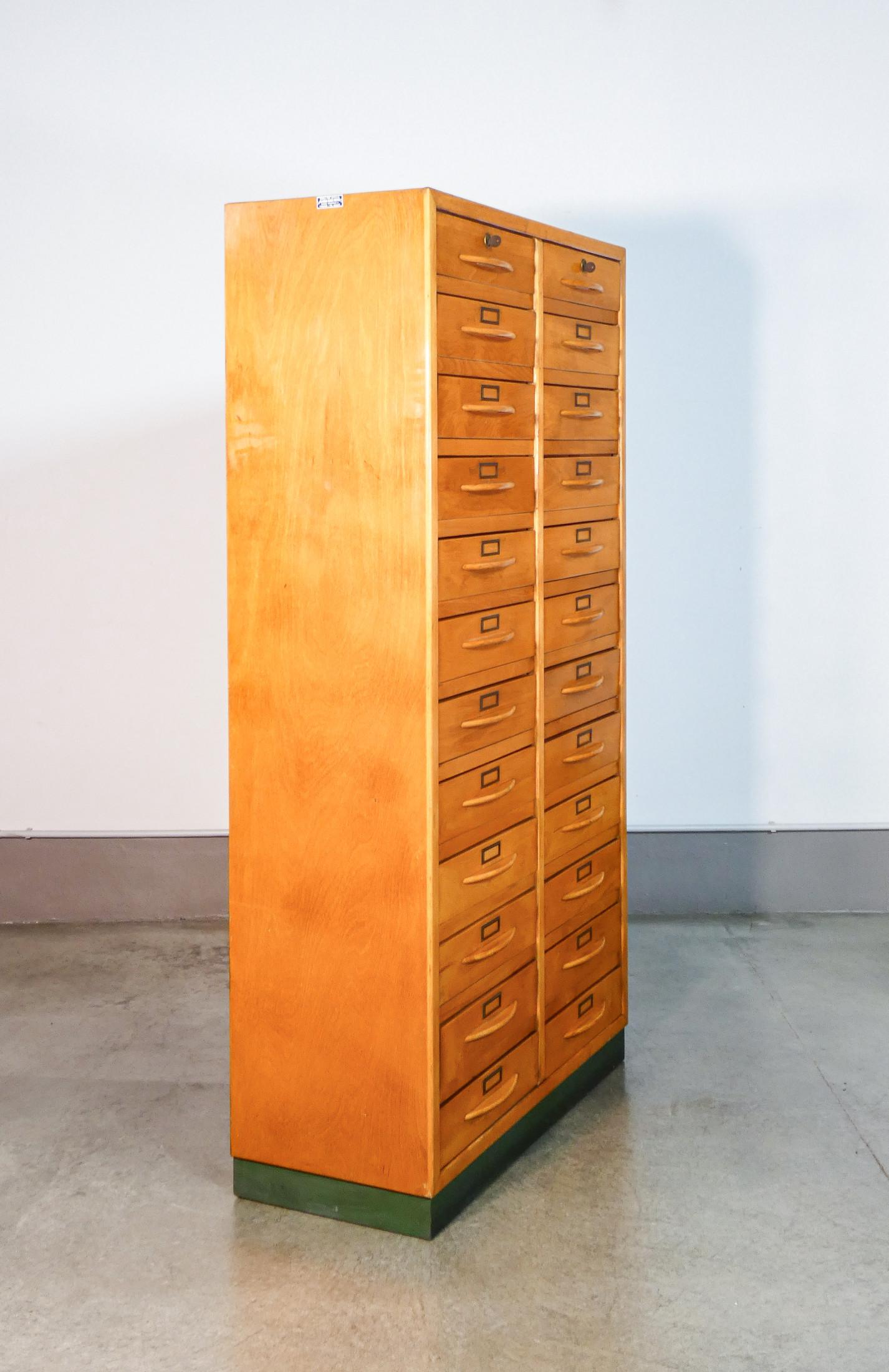 Italian Mobile archivio a 24 cassetti con fronte a ribalta, in legno. Anni 40