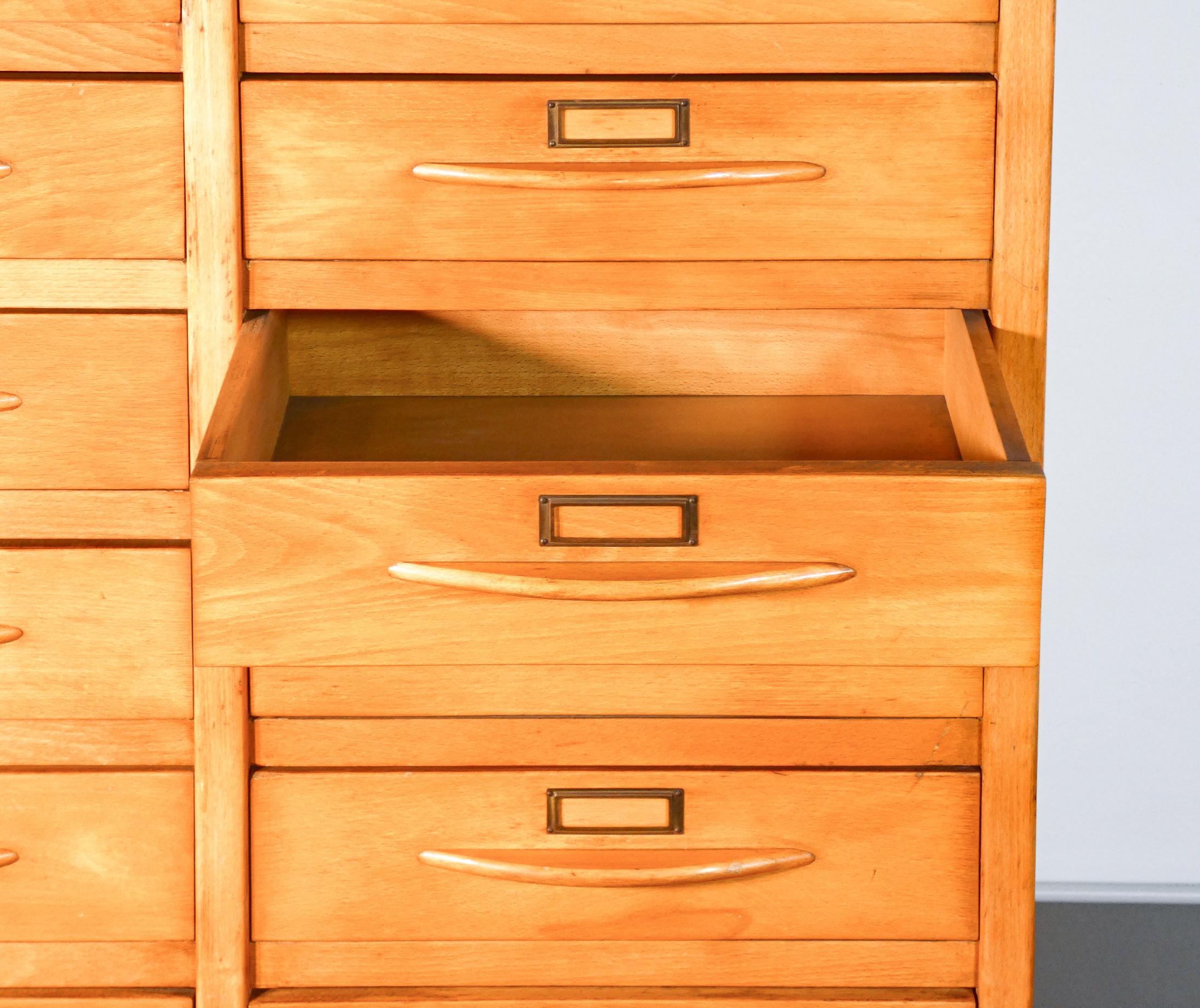 Mid-20th Century Mobile archivio a 24 cassetti con fronte a ribalta, in legno. Anni 40
