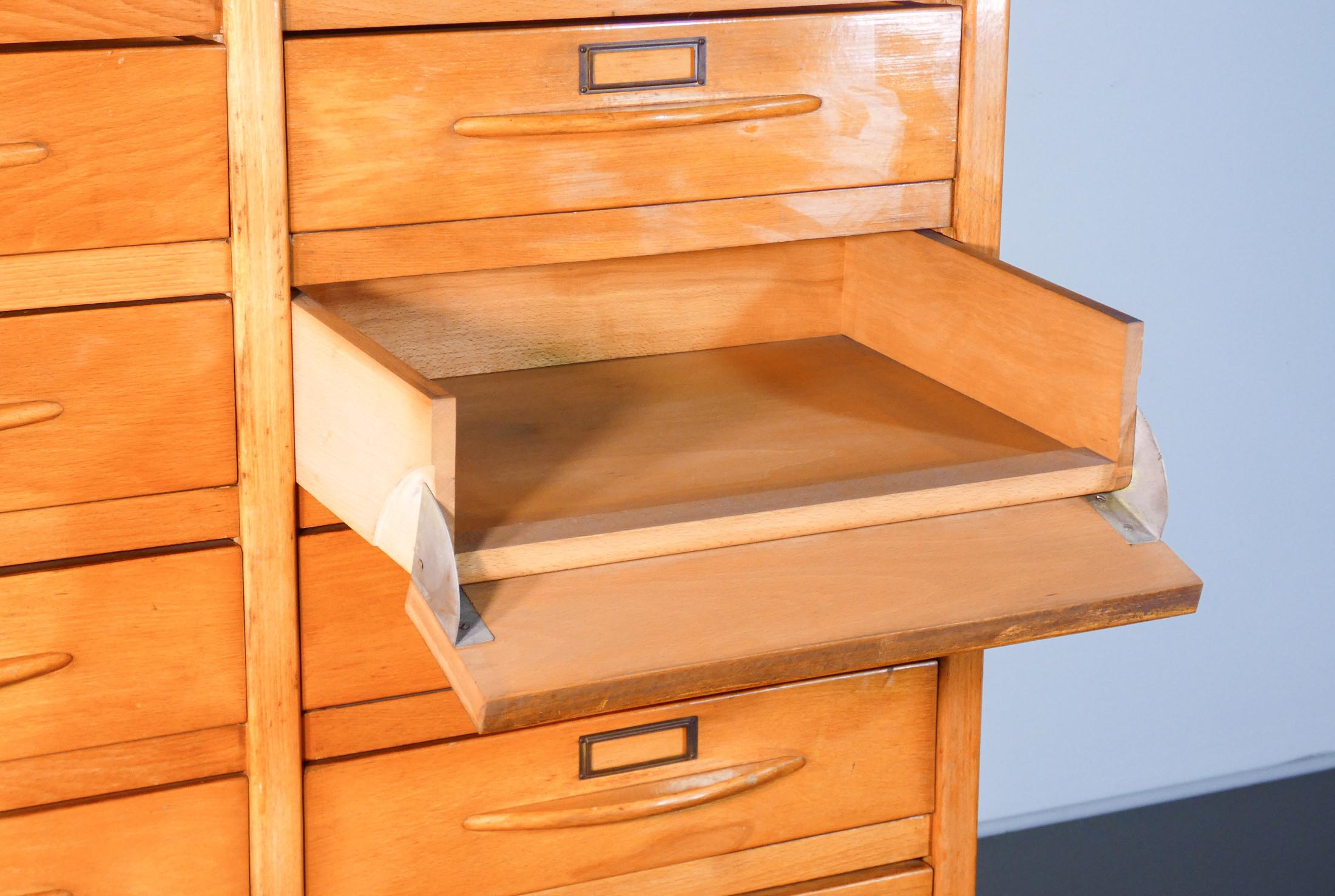 Legno Mobile archivio a 24 cassetti con fronte a ribalta, in legno. Anni 40