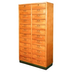 Mobile archivio a 24 cassetti con fronte a ribalta, in legno. Anni 40