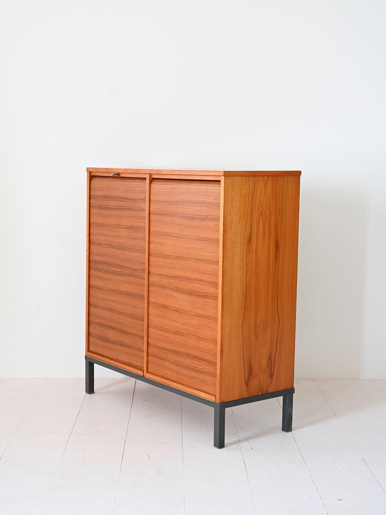 Vintage archive cabinet with shutter doors In Good Condition For Sale In Brescia, IT