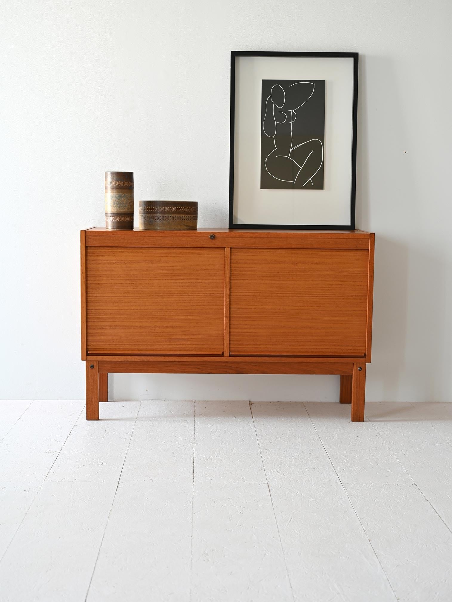 Armoire scandinave en chêne avec deux portes battantes. À l'intérieur, l'espace est divisé par des étagères. 

Parfait comme classeur mais aussi comme buffet pour le salon. Bon état. Il peut présenter des signes du temps. Veuillez prêter attention