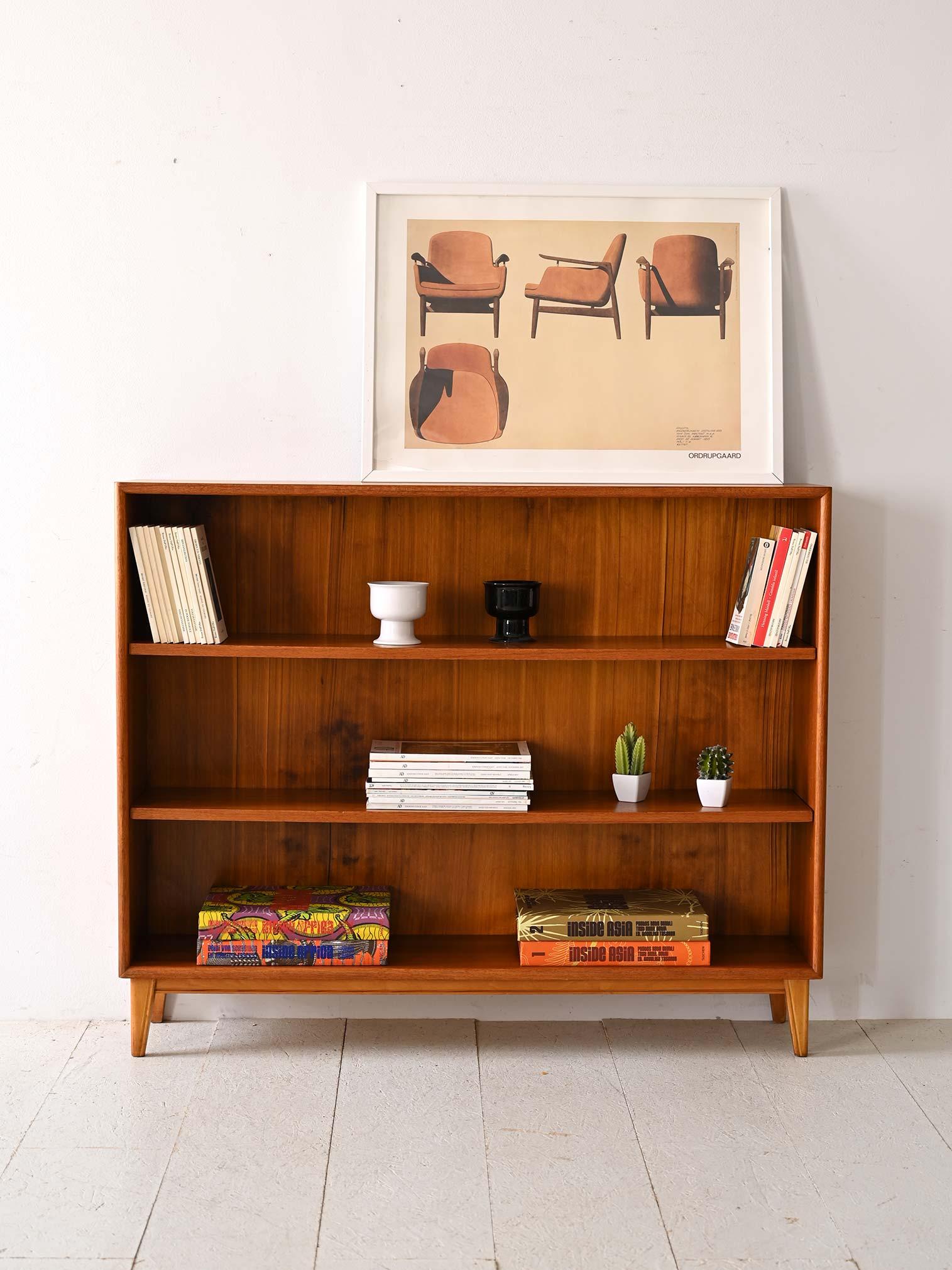 Dieser Aktenschrank aus Eiche kombiniert moderne, industrielle Linien mit der Wärme des skandinavischen Designs.                                                 
Er ist aus Eichenholz gefertigt und vermittelt ein Gefühl von Qualität und