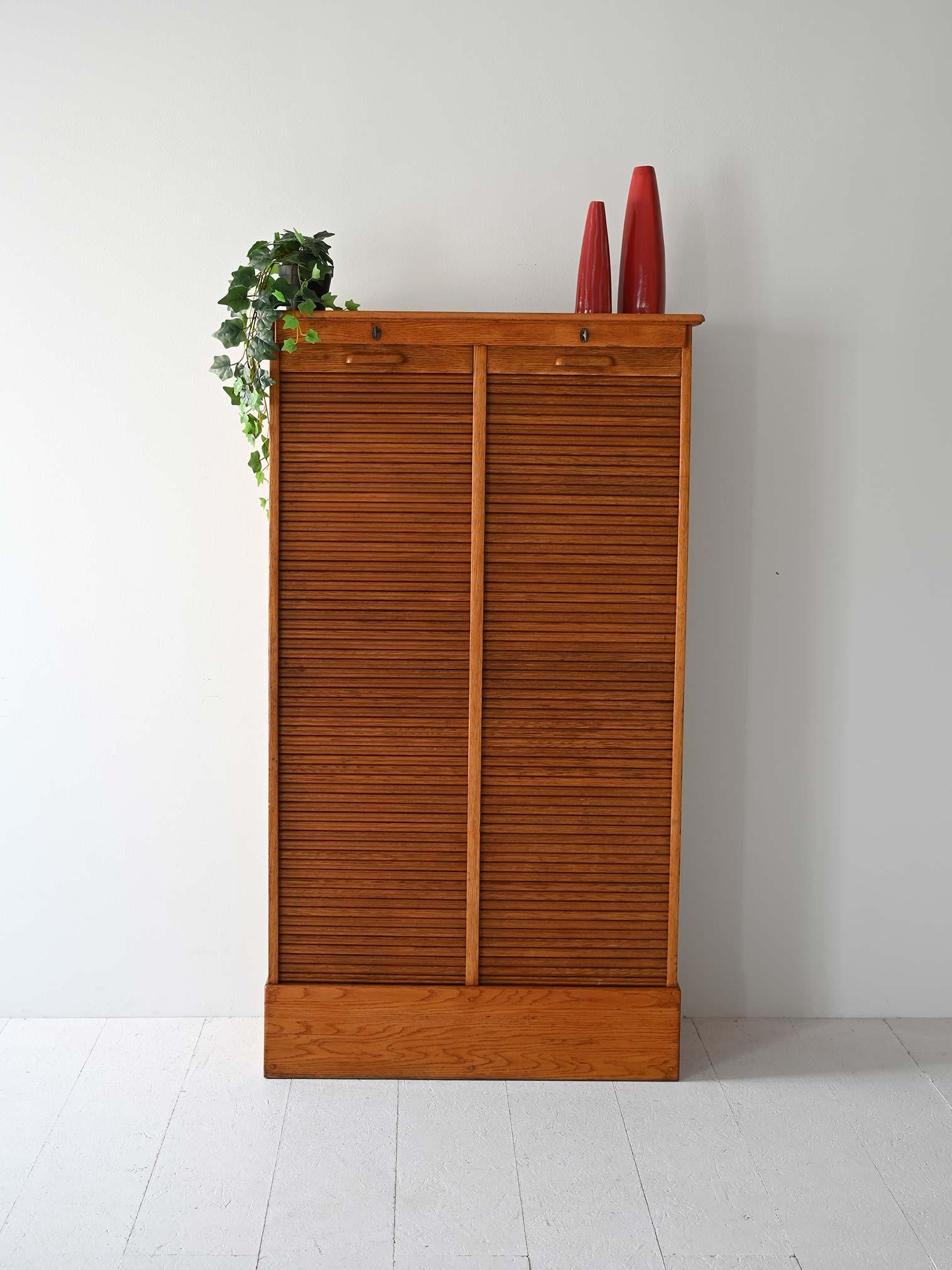 Este archivador de roble combina líneas modernas e industriales con la calidez del diseño escandinavo.                                                 
Fabricado en roble, transmite sensación de calidad y durabilidad. Las puertas de doble hoja