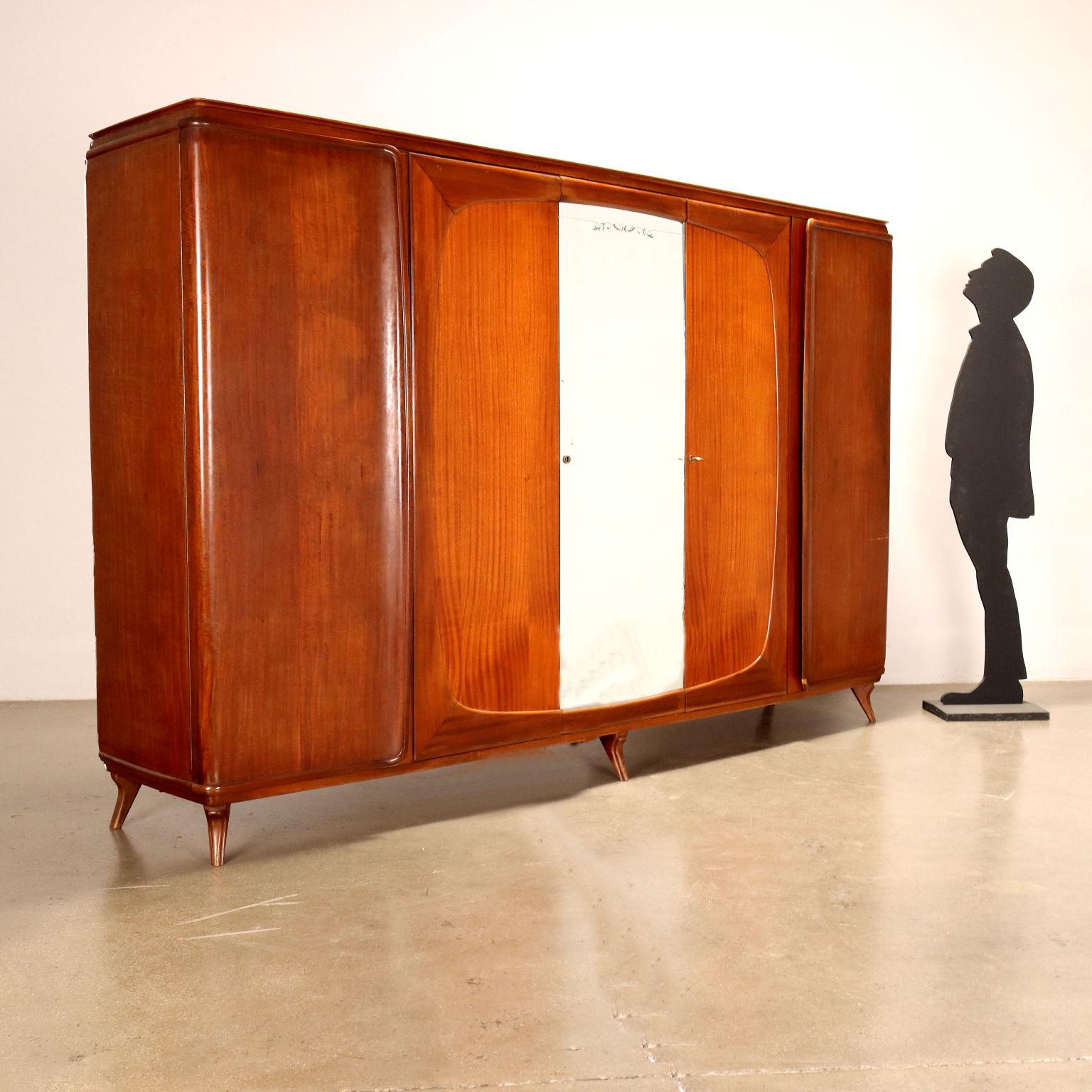 Cabinet with 5 hinged doors, made of mahogany veneer wood and mirrored glass. 