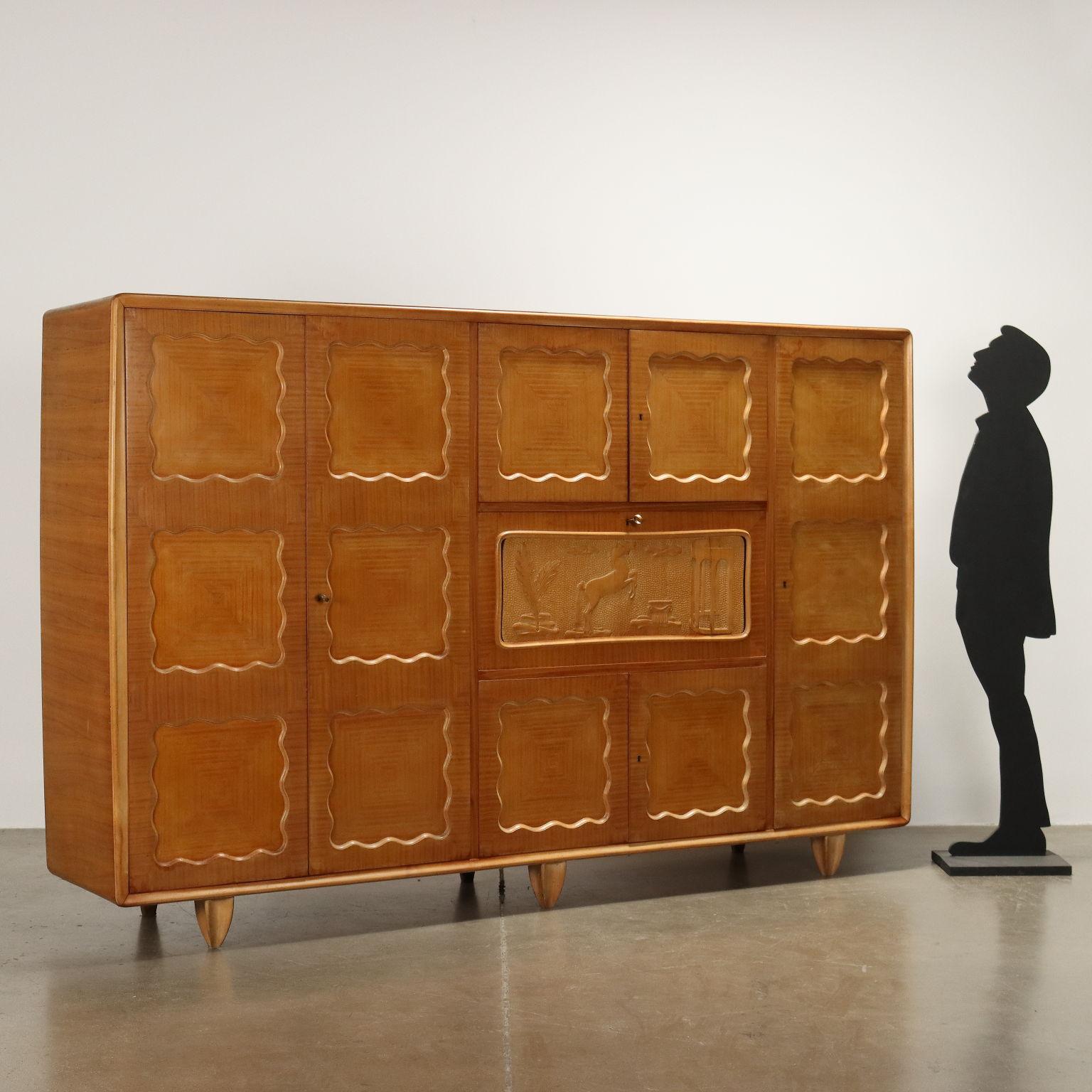 Flügeltürenschrank, Fach mit Klappe, verkleidet mit Spiegelglas und dekorativ geschnitztem Holzpaneel, Ahornfurnier. 