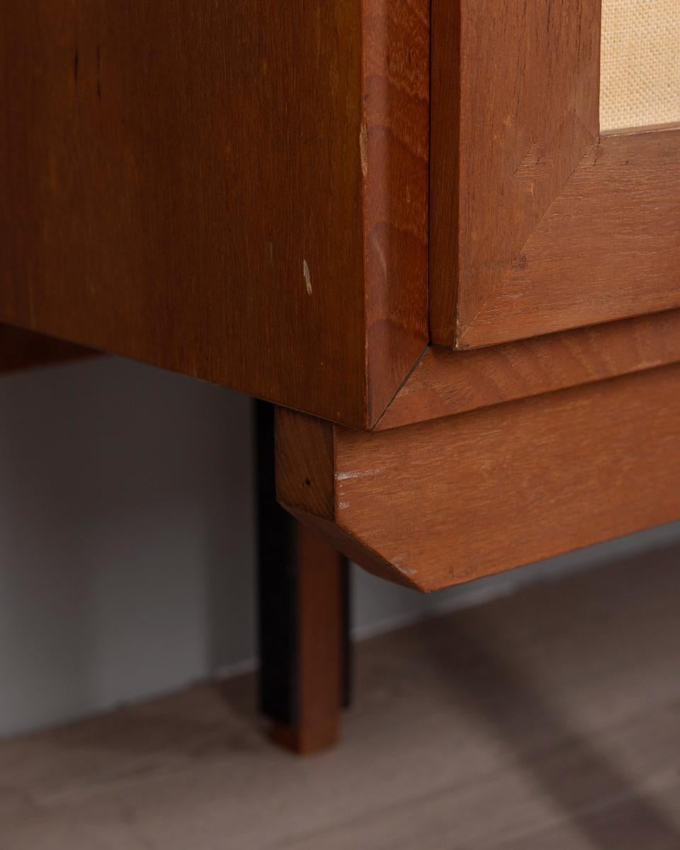 Mobile armadio in legno a due ante con tessuto, design Italiano, anni '60 en venta 4