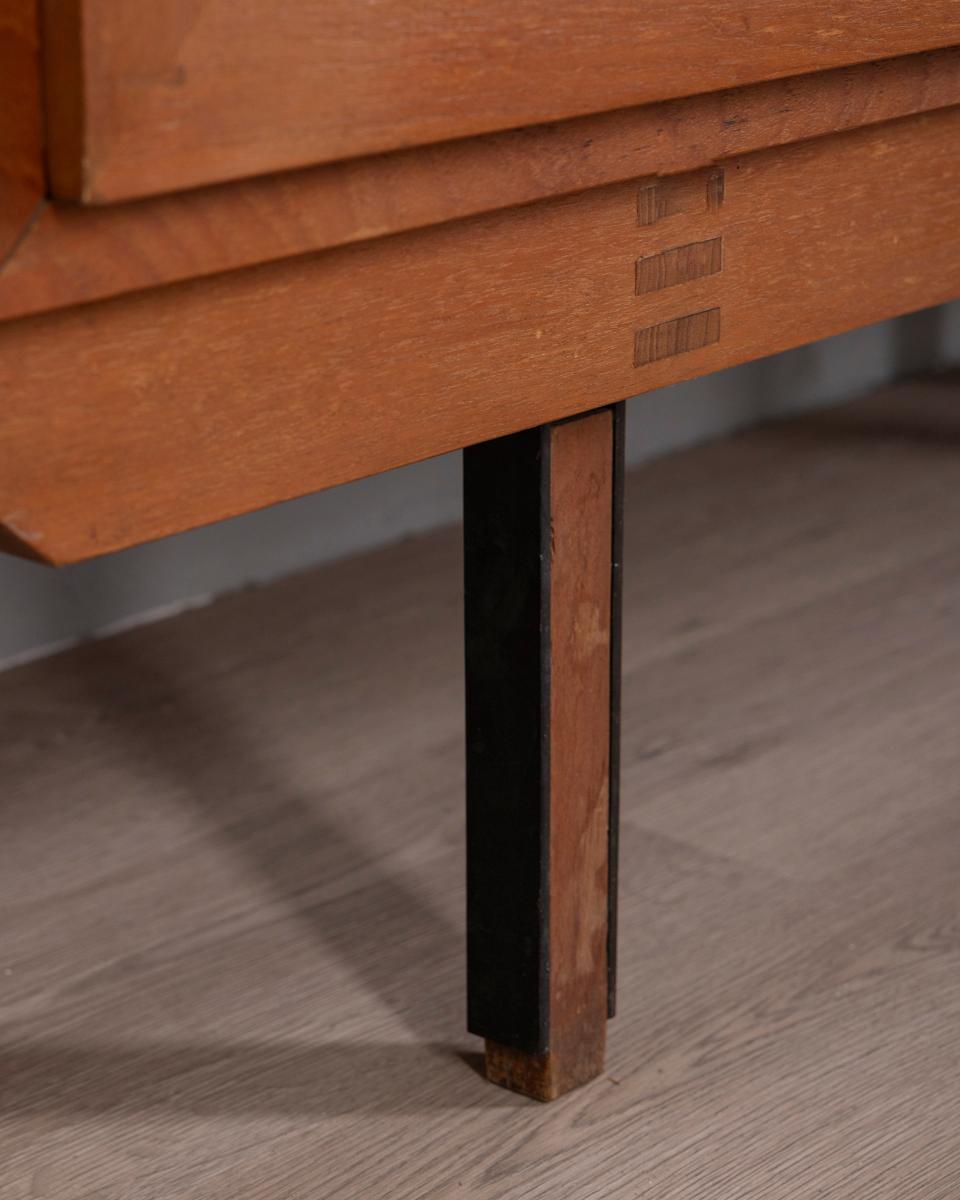 Mobile armadio in legno a due ante con tessuto, design Italiano, anni '60 en venta 5