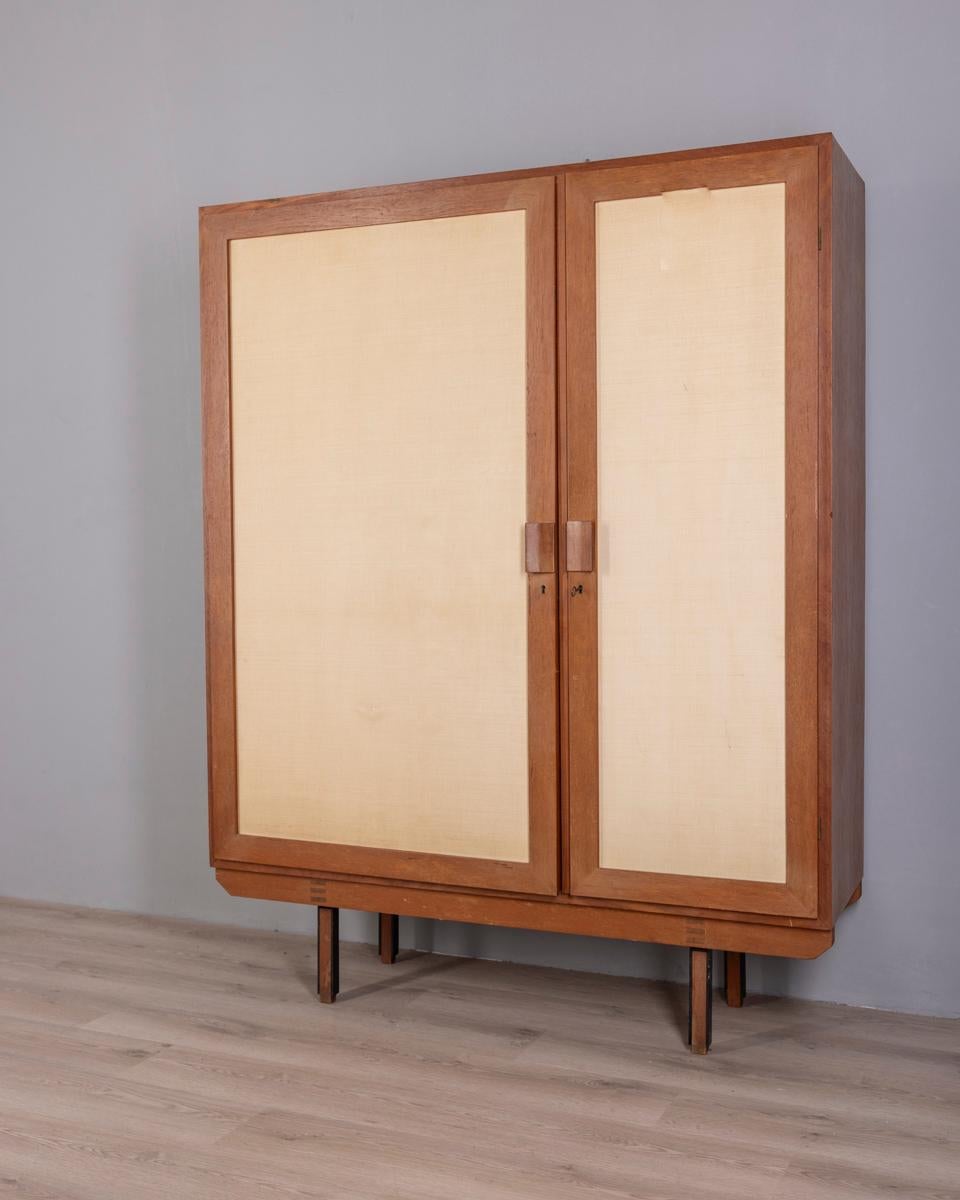 Mobile armadio in legno a due ante con tessuto, design Italiano, anni '60 en venta 7