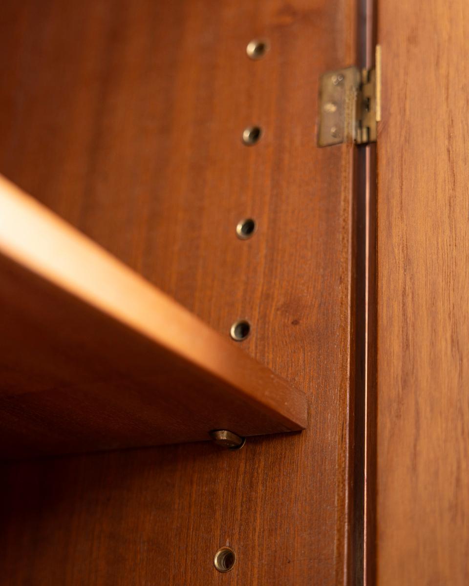 Mobile armadio in legno a due ante con tessuto, design Italiano, anni '60 en venta 10