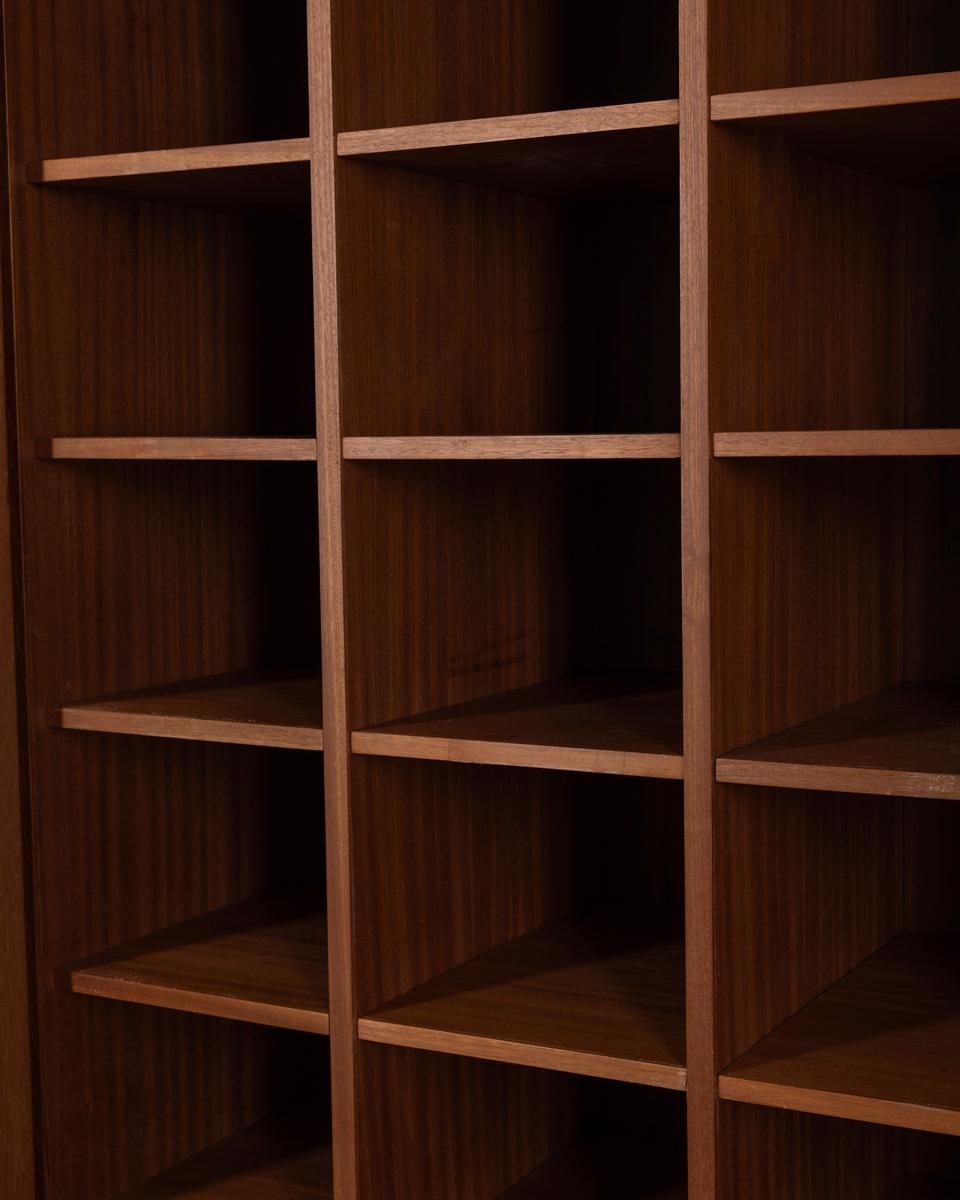 Mobile armadio in legno a due ante con tessuto, design Italiano, anni '60 Moderno de mediados de siglo en venta