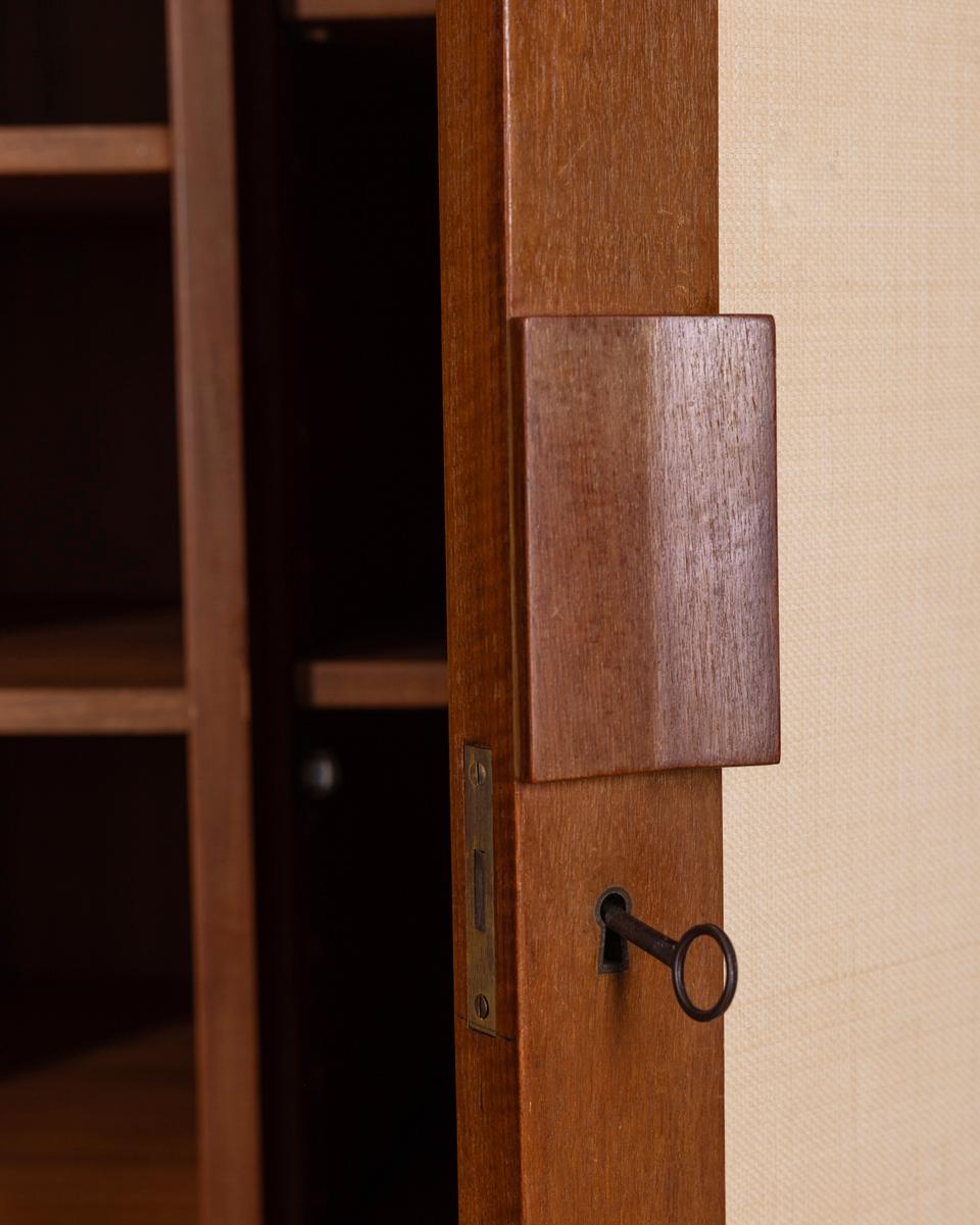 Mobile armadio in legno a due ante con tessuto, design Italiano, anni '60 mediados del siglo XX en venta