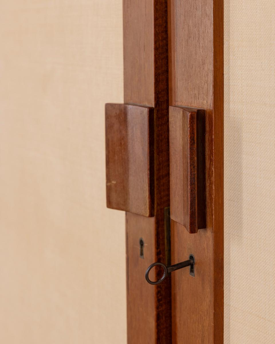 Mobile armadio in legno a due ante con tessuto, design Italiano, anni '60 Tela en venta