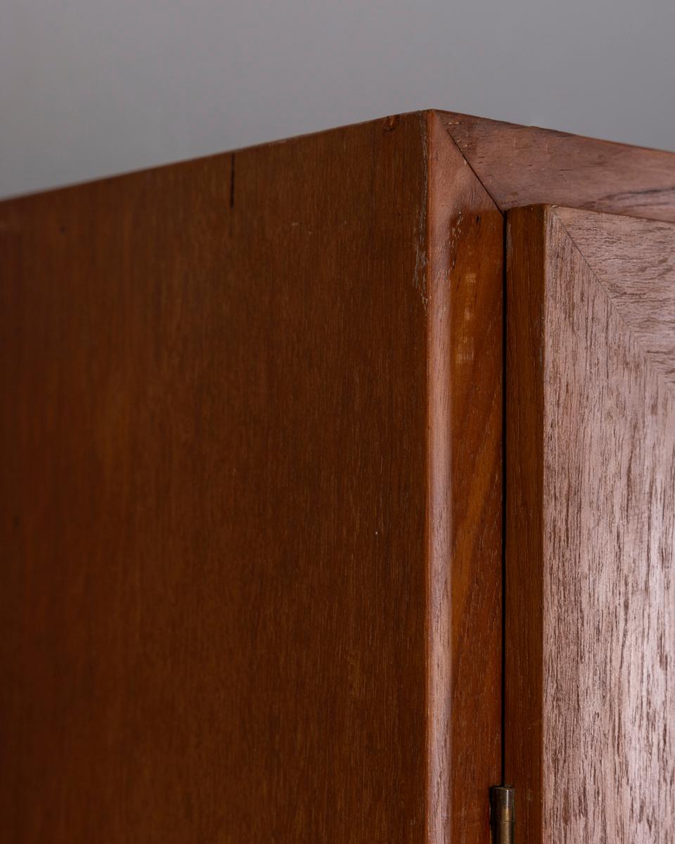 Mobile armadio in legno a due ante con tessuto, design Italiano, anni '60 en venta 3