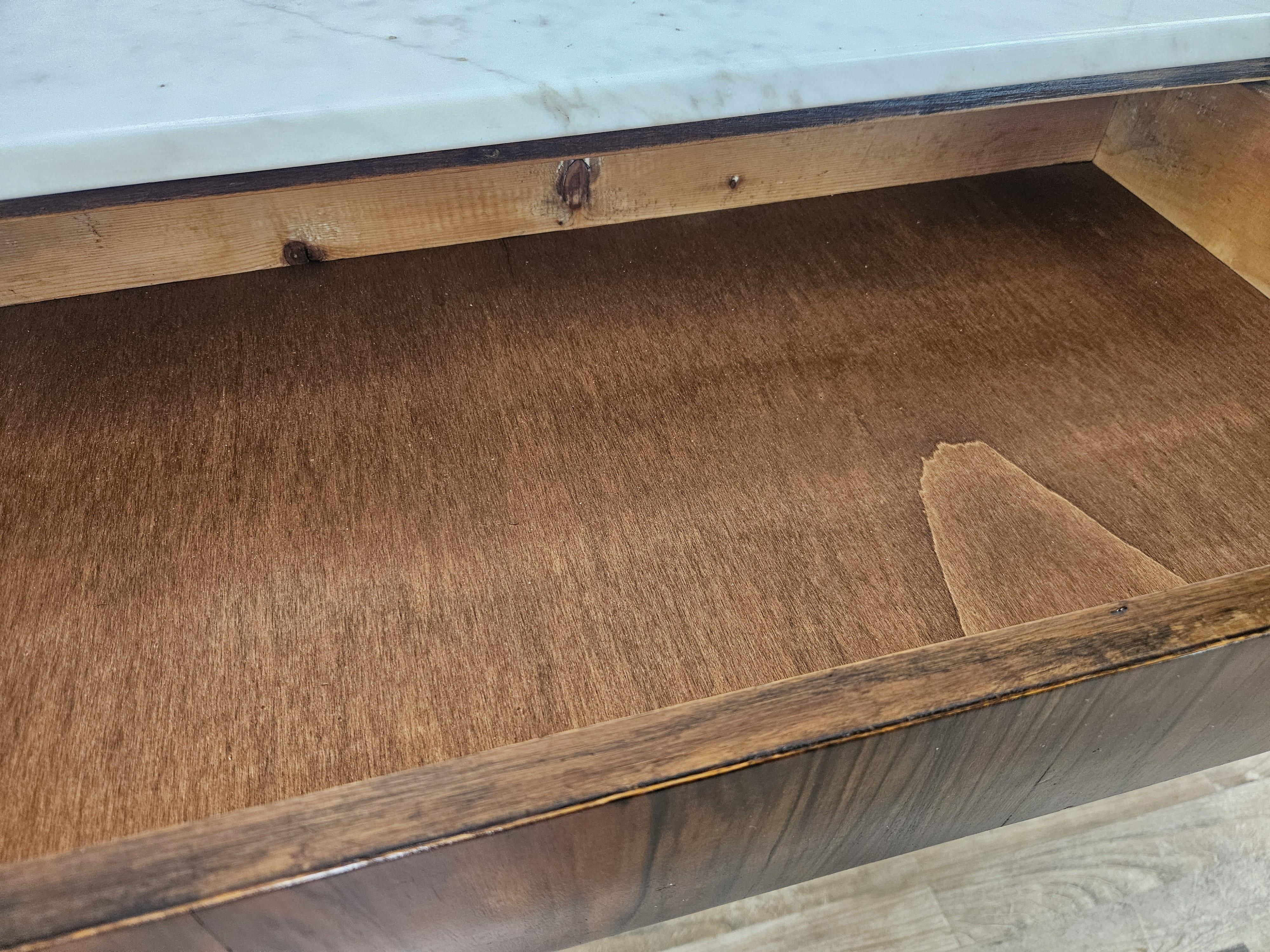1950s Art Deco cabinet in mahogany burl with white marble top For Sale 4