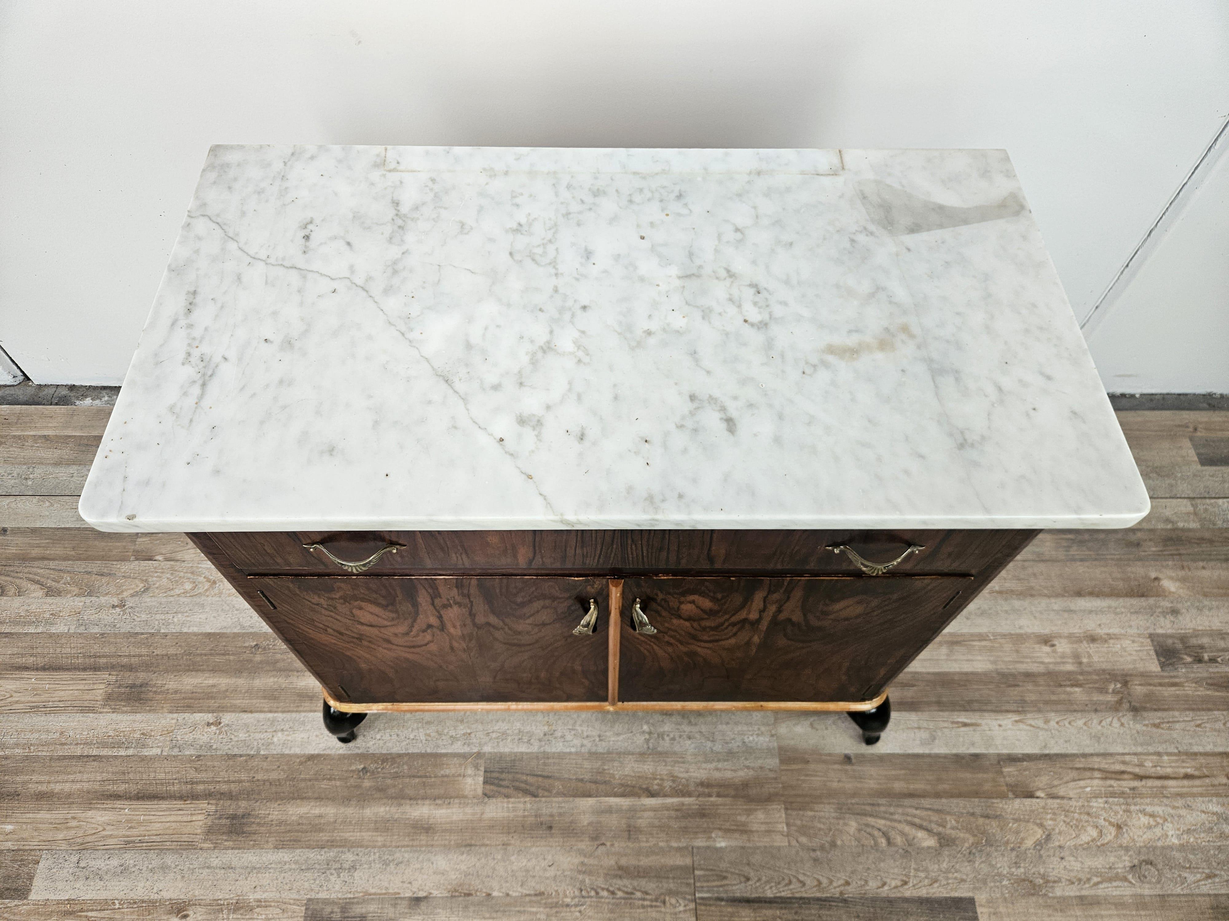 1950s Art Deco cabinet in mahogany burl with white marble top In Good Condition For Sale In Premariacco, IT