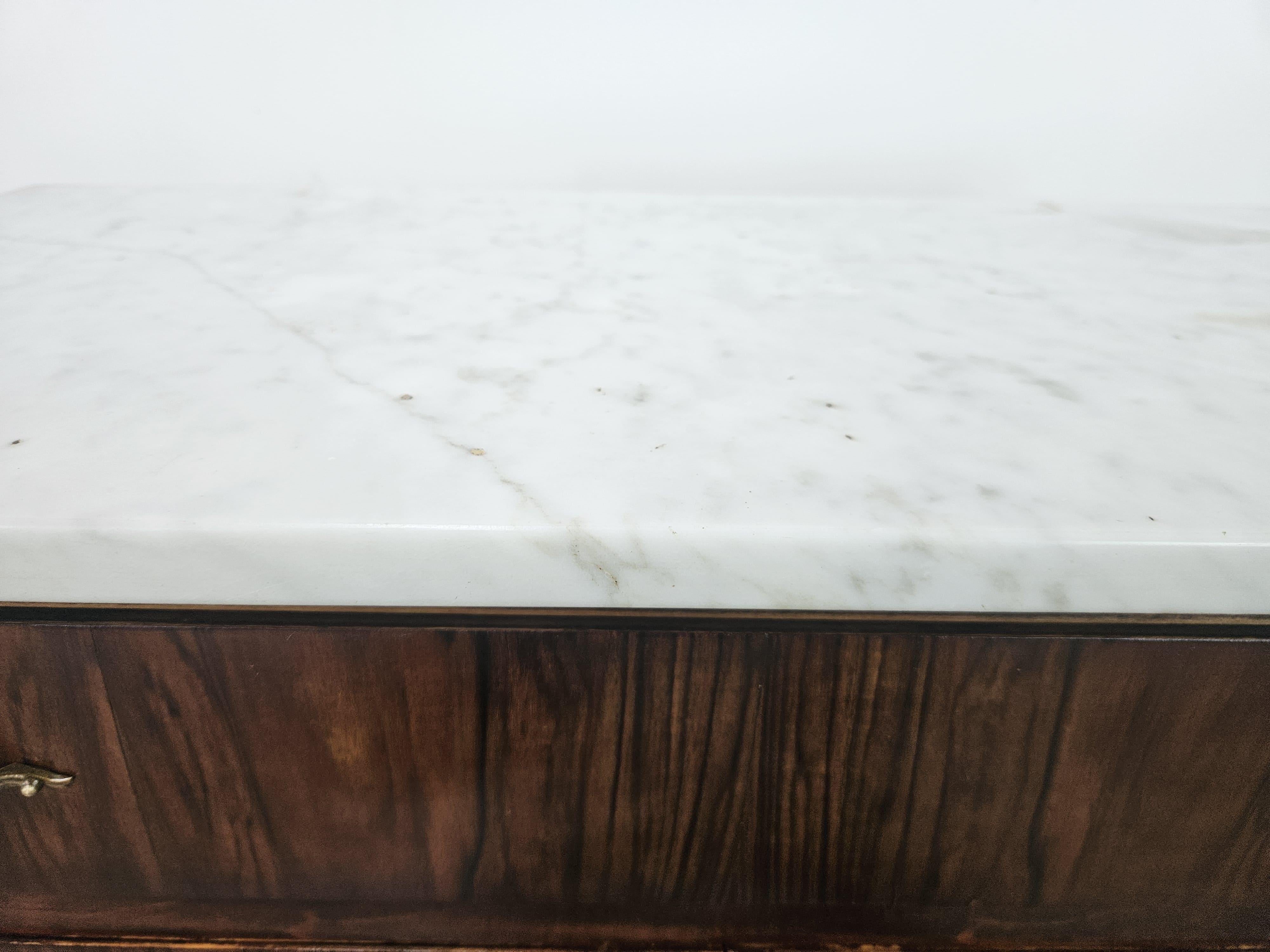 1950s Art Deco cabinet in mahogany burl with white marble top For Sale 1
