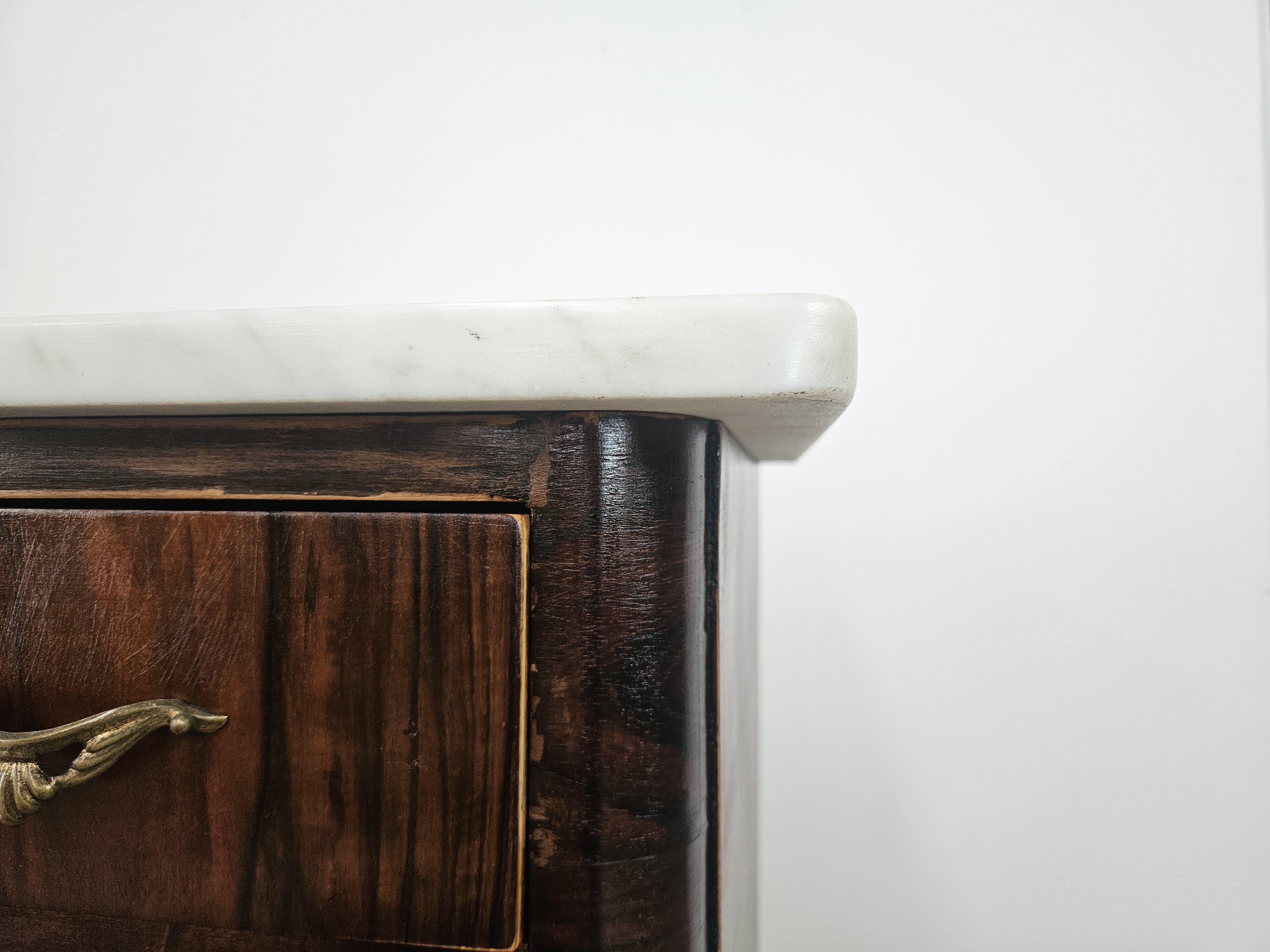 1950s Art Deco cabinet in mahogany burl with white marble top For Sale 2