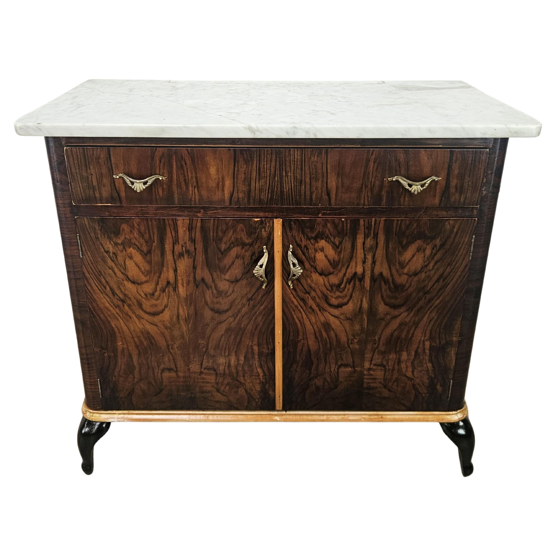 Armoire Art Déco des années 1950 en loupe d'acajou avec dessus en marbre blanc