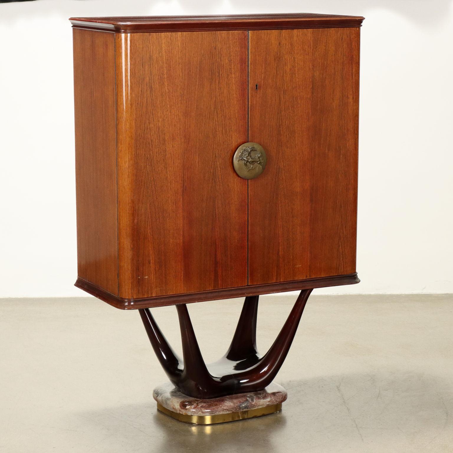 Elégant meuble bar avec portes battantes, intérieur avec possibilité d'éclairage, doté d'étagères en verre transparent et entièrement recouvert de verre miroir, les portes sont en placage de bois exotique et dotées d'une poignée spéciale en laiton