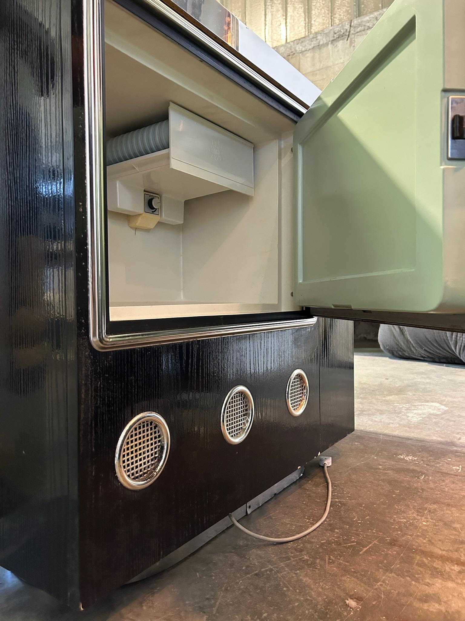 Eine wunderschöne mobile Vintage-Bar im Stil der 70er Jahre, ein authentisches Designobjekt, das Eleganz, Funktionalität und eine zeitlose Faszination vereint, perfekt, um jedes Ambiente, vom Salon bis zum Pausenraum, bis hin zu einem Raum, der der