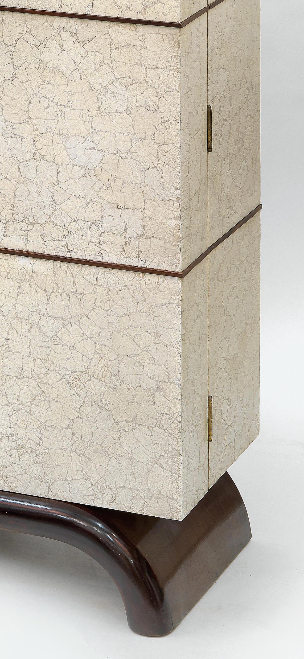 Un mueble bar único de los años 50, firmado por Aldo Tura, diseñador italiano conocido por el uso de materiales nobles y formas elegantes de carácter escultórico.

El exterior está recubierto de auténtica cáscara de huevo, aplicada a mano por