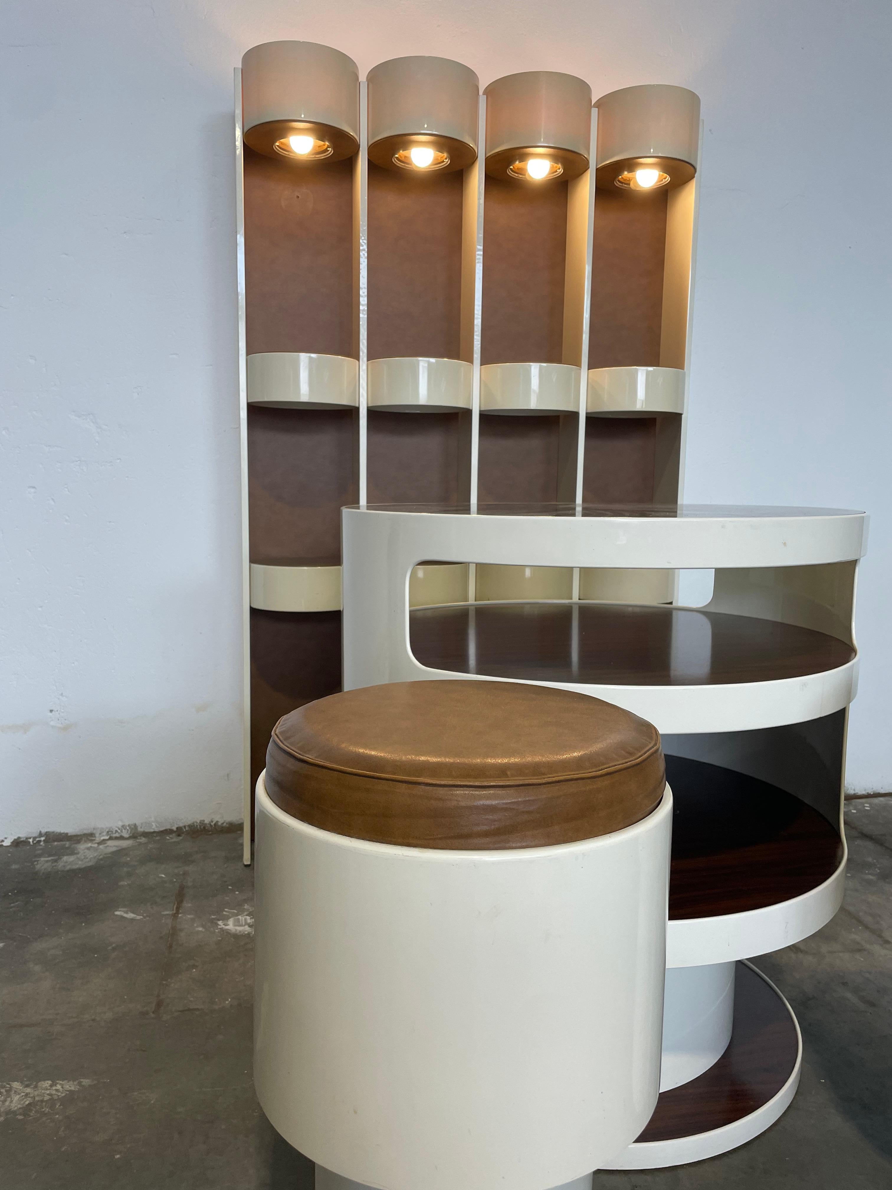Questo iconico mobile bar, progettato dal leggendario designer italiano Joe Colombo negli anni '60, rappresenta un capolavoro di design modernista, dove funzionalità ed estetica si fondono in un'eleganza senza tempo. Realizzato in materiale plastico
