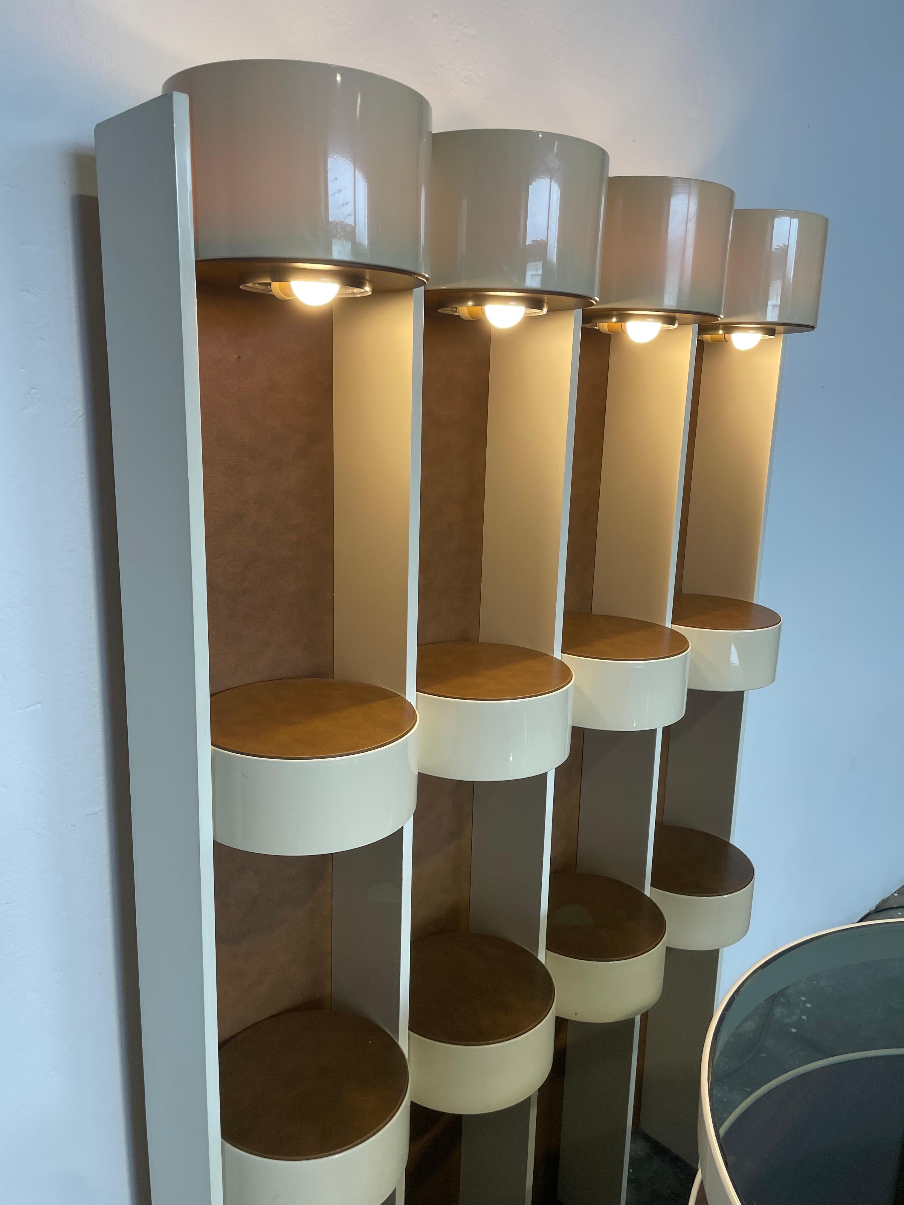 Metà XX secolo Mobil Bar di Joe Colombo legno laccato bianco anni 60 con sgabelli in vendita
