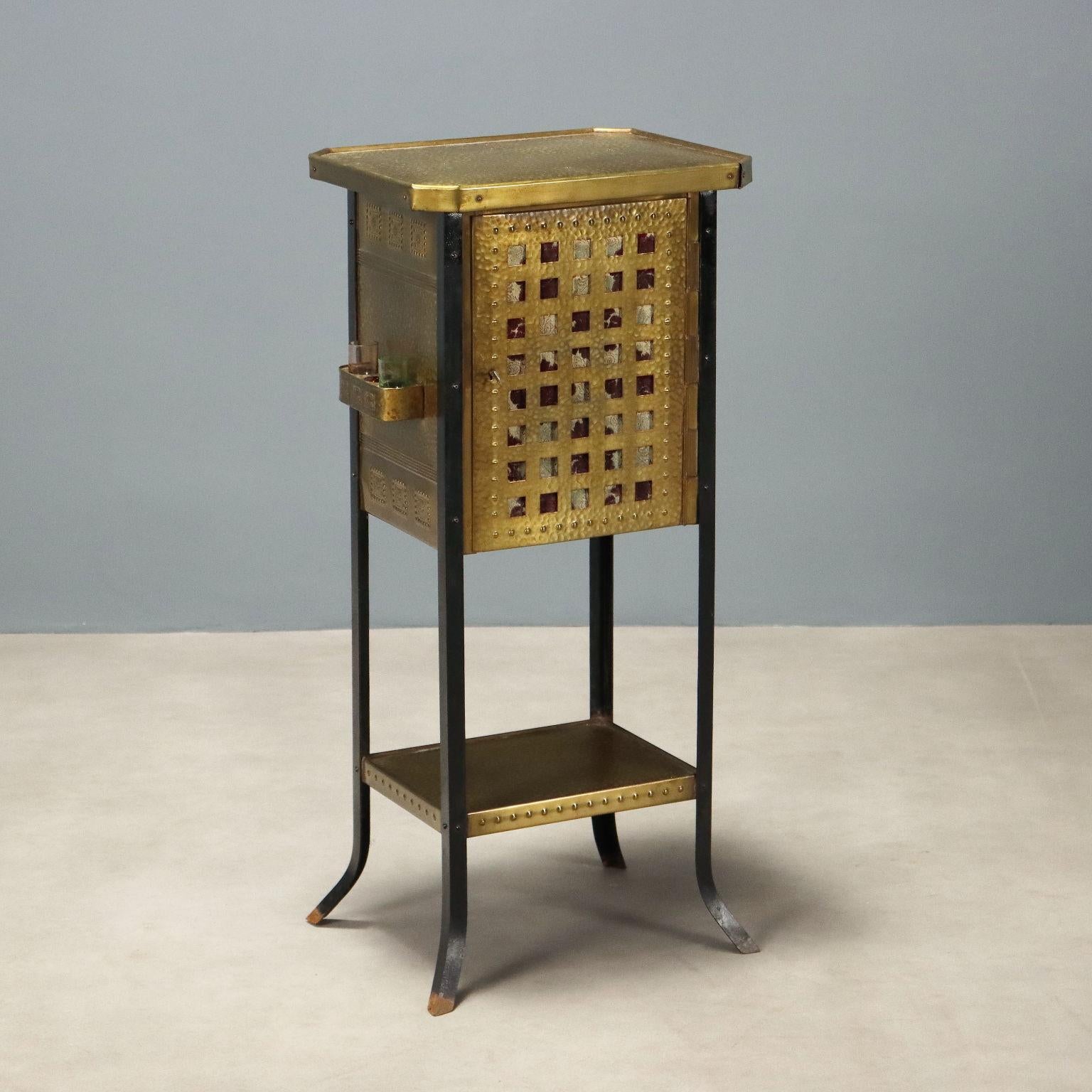 Mobile bar da centro, Jugendstil. Estructura de madera de roble otomano trabajada a mano, con cuatro patas de hierro con pies de madera. Anta centrale sottopiano, due supporti reggi bicchieri sui lati, due bicchieri mancanti.
Germania, a principios